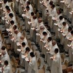 Pope Francis Instagram - EN: Let us be restless, let us be moved by the Spirit, like Simeon and Anna. If, like them, we live in expectation, safeguarding our interior life and in conformity with the Gospel, we will embrace Jesus, the light and hope of life. #PresentationOfTheLord PT: Deixemo-nos interpelar, deixemo-nos mover pelo Espírito, como Simeão e Ana. Se vivermos, como eles, a expetativa salvaguardando a vida interior e permanecendo coerentes com o estilo do Evangelho, abraçaremos Jesus, luz e esperança da vida. #ApresentaçãodoSenhor ES: Dejémonos interpelar, dejémonos mover por el Espíritu, como Simeón y Ana. Si sabemos vivir la espera como ellos, en el cuidado de la vida interior y en coherencia con el estilo del Evangelio, entonces abrazaremos a Jesús, luz y esperanza de la vida. #PresentacióndelSeñor IT: Lasciamoci inquietare, lasciamoci muovere dallo Spirito, come Simeone e Anna. Se come loro vivremo l’attesa nella custodia della vita interiore e nella coerenza con lo stile del Vangelo, abbracceremo Gesù, luce e speranza della vita. #PresentazionedelSignore FR: Laissons-nous inquiéter, laissons-nous mouvoir par l’Esprit, comme Siméon et Anne. Si, comme eux, nous vivons l’attente dans la garde de la vie intérieure et en cohérence avec le style de l’Évangile, nous embrasserons Jésus, lumière et espérance de la vie. #PrésentationDeJésus PL: Pozwólmy się zaniepokoić, pozwólmy się poruszyć Duchowi, jak Symeon i Anna. Jeśli tak jak oni będziemy żyli oczekiwaniem, strzegąc życia wewnętrznego i w zgodzie ze stylem Ewangelii, przyjmiemy Jezusa, światło i nadzieję życia. #OfiarowaniePańskie DE: Lassen wir uns in Unruhe versetzen und vom Geist bewegen wie Simeon und Hanna. Wenn wir die Erwartung leben wie sie, indem wir das innere Leben pflegen im Einklang mit dem Stil des Evangeliums, werden wir Jesus umarmen, Licht und Hoffnung des Lebens. #DarstellungdesHerrn Basilica di San Pietro in Vaticano