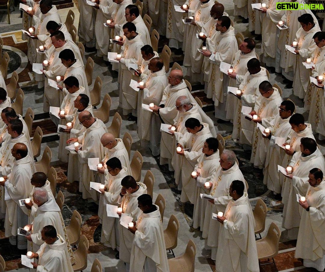Pope Francis Instagram - EN: Let us be restless, let us be moved by the Spirit, like Simeon and Anna. If, like them, we live in expectation, safeguarding our interior life and in conformity with the Gospel, we will embrace Jesus, the light and hope of life. #PresentationOfTheLord PT: Deixemo-nos interpelar, deixemo-nos mover pelo Espírito, como Simeão e Ana. Se vivermos, como eles, a expetativa salvaguardando a vida interior e permanecendo coerentes com o estilo do Evangelho, abraçaremos Jesus, luz e esperança da vida. #ApresentaçãodoSenhor ES: Dejémonos interpelar, dejémonos mover por el Espíritu, como Simeón y Ana. Si sabemos vivir la espera como ellos, en el cuidado de la vida interior y en coherencia con el estilo del Evangelio, entonces abrazaremos a Jesús, luz y esperanza de la vida. #PresentacióndelSeñor IT: Lasciamoci inquietare, lasciamoci muovere dallo Spirito, come Simeone e Anna. Se come loro vivremo l’attesa nella custodia della vita interiore e nella coerenza con lo stile del Vangelo, abbracceremo Gesù, luce e speranza della vita. #PresentazionedelSignore FR: Laissons-nous inquiéter, laissons-nous mouvoir par l’Esprit, comme Siméon et Anne. Si, comme eux, nous vivons l’attente dans la garde de la vie intérieure et en cohérence avec le style de l’Évangile, nous embrasserons Jésus, lumière et espérance de la vie. #PrésentationDeJésus PL: Pozwólmy się zaniepokoić, pozwólmy się poruszyć Duchowi, jak Symeon i Anna. Jeśli tak jak oni będziemy żyli oczekiwaniem, strzegąc życia wewnętrznego i w zgodzie ze stylem Ewangelii, przyjmiemy Jezusa, światło i nadzieję życia. #OfiarowaniePańskie DE: Lassen wir uns in Unruhe versetzen und vom Geist bewegen wie Simeon und Hanna. Wenn wir die Erwartung leben wie sie, indem wir das innere Leben pflegen im Einklang mit dem Stil des Evangeliums, werden wir Jesus umarmen, Licht und Hoffnung des Lebens. #DarstellungdesHerrn Basilica di San Pietro in Vaticano