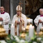 Pope Francis Instagram - EN: Let us be restless, let us be moved by the Spirit, like Simeon and Anna. If, like them, we live in expectation, safeguarding our interior life and in conformity with the Gospel, we will embrace Jesus, the light and hope of life. #PresentationOfTheLord PT: Deixemo-nos interpelar, deixemo-nos mover pelo Espírito, como Simeão e Ana. Se vivermos, como eles, a expetativa salvaguardando a vida interior e permanecendo coerentes com o estilo do Evangelho, abraçaremos Jesus, luz e esperança da vida. #ApresentaçãodoSenhor ES: Dejémonos interpelar, dejémonos mover por el Espíritu, como Simeón y Ana. Si sabemos vivir la espera como ellos, en el cuidado de la vida interior y en coherencia con el estilo del Evangelio, entonces abrazaremos a Jesús, luz y esperanza de la vida. #PresentacióndelSeñor IT: Lasciamoci inquietare, lasciamoci muovere dallo Spirito, come Simeone e Anna. Se come loro vivremo l’attesa nella custodia della vita interiore e nella coerenza con lo stile del Vangelo, abbracceremo Gesù, luce e speranza della vita. #PresentazionedelSignore FR: Laissons-nous inquiéter, laissons-nous mouvoir par l’Esprit, comme Siméon et Anne. Si, comme eux, nous vivons l’attente dans la garde de la vie intérieure et en cohérence avec le style de l’Évangile, nous embrasserons Jésus, lumière et espérance de la vie. #PrésentationDeJésus PL: Pozwólmy się zaniepokoić, pozwólmy się poruszyć Duchowi, jak Symeon i Anna. Jeśli tak jak oni będziemy żyli oczekiwaniem, strzegąc życia wewnętrznego i w zgodzie ze stylem Ewangelii, przyjmiemy Jezusa, światło i nadzieję życia. #OfiarowaniePańskie DE: Lassen wir uns in Unruhe versetzen und vom Geist bewegen wie Simeon und Hanna. Wenn wir die Erwartung leben wie sie, indem wir das innere Leben pflegen im Einklang mit dem Stil des Evangeliums, werden wir Jesus umarmen, Licht und Hoffnung des Lebens. #DarstellungdesHerrn Basilica di San Pietro in Vaticano