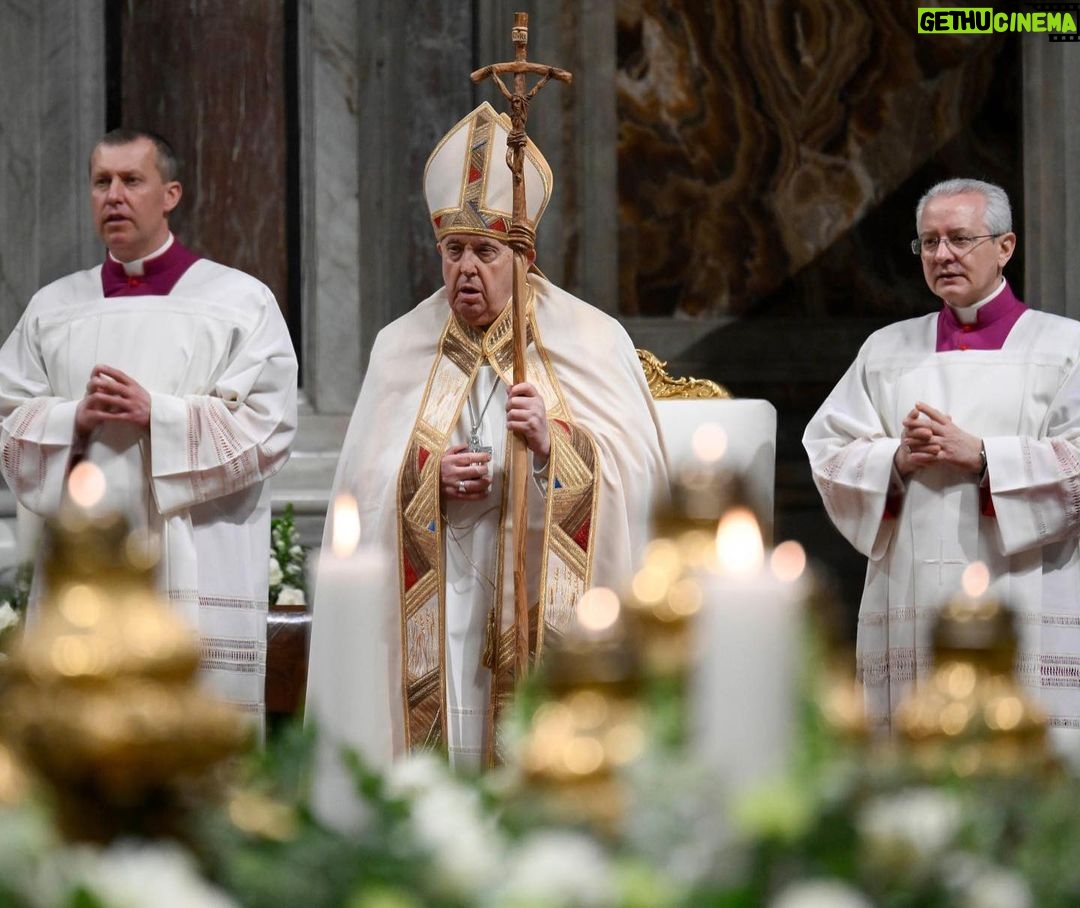 Pope Francis Instagram - EN: Let us be restless, let us be moved by the Spirit, like Simeon and Anna. If, like them, we live in expectation, safeguarding our interior life and in conformity with the Gospel, we will embrace Jesus, the light and hope of life. #PresentationOfTheLord PT: Deixemo-nos interpelar, deixemo-nos mover pelo Espírito, como Simeão e Ana. Se vivermos, como eles, a expetativa salvaguardando a vida interior e permanecendo coerentes com o estilo do Evangelho, abraçaremos Jesus, luz e esperança da vida. #ApresentaçãodoSenhor ES: Dejémonos interpelar, dejémonos mover por el Espíritu, como Simeón y Ana. Si sabemos vivir la espera como ellos, en el cuidado de la vida interior y en coherencia con el estilo del Evangelio, entonces abrazaremos a Jesús, luz y esperanza de la vida. #PresentacióndelSeñor IT: Lasciamoci inquietare, lasciamoci muovere dallo Spirito, come Simeone e Anna. Se come loro vivremo l’attesa nella custodia della vita interiore e nella coerenza con lo stile del Vangelo, abbracceremo Gesù, luce e speranza della vita. #PresentazionedelSignore FR: Laissons-nous inquiéter, laissons-nous mouvoir par l’Esprit, comme Siméon et Anne. Si, comme eux, nous vivons l’attente dans la garde de la vie intérieure et en cohérence avec le style de l’Évangile, nous embrasserons Jésus, lumière et espérance de la vie. #PrésentationDeJésus PL: Pozwólmy się zaniepokoić, pozwólmy się poruszyć Duchowi, jak Symeon i Anna. Jeśli tak jak oni będziemy żyli oczekiwaniem, strzegąc życia wewnętrznego i w zgodzie ze stylem Ewangelii, przyjmiemy Jezusa, światło i nadzieję życia. #OfiarowaniePańskie DE: Lassen wir uns in Unruhe versetzen und vom Geist bewegen wie Simeon und Hanna. Wenn wir die Erwartung leben wie sie, indem wir das innere Leben pflegen im Einklang mit dem Stil des Evangeliums, werden wir Jesus umarmen, Licht und Hoffnung des Lebens. #DarstellungdesHerrn Basilica di San Pietro in Vaticano