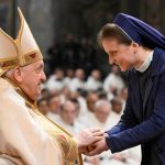 Pope Francis Instagram - EN: Let us be restless, let us be moved by the Spirit, like Simeon and Anna. If, like them, we live in expectation, safeguarding our interior life and in conformity with the Gospel, we will embrace Jesus, the light and hope of life. #PresentationOfTheLord PT: Deixemo-nos interpelar, deixemo-nos mover pelo Espírito, como Simeão e Ana. Se vivermos, como eles, a expetativa salvaguardando a vida interior e permanecendo coerentes com o estilo do Evangelho, abraçaremos Jesus, luz e esperança da vida. #ApresentaçãodoSenhor ES: Dejémonos interpelar, dejémonos mover por el Espíritu, como Simeón y Ana. Si sabemos vivir la espera como ellos, en el cuidado de la vida interior y en coherencia con el estilo del Evangelio, entonces abrazaremos a Jesús, luz y esperanza de la vida. #PresentacióndelSeñor IT: Lasciamoci inquietare, lasciamoci muovere dallo Spirito, come Simeone e Anna. Se come loro vivremo l’attesa nella custodia della vita interiore e nella coerenza con lo stile del Vangelo, abbracceremo Gesù, luce e speranza della vita. #PresentazionedelSignore FR: Laissons-nous inquiéter, laissons-nous mouvoir par l’Esprit, comme Siméon et Anne. Si, comme eux, nous vivons l’attente dans la garde de la vie intérieure et en cohérence avec le style de l’Évangile, nous embrasserons Jésus, lumière et espérance de la vie. #PrésentationDeJésus PL: Pozwólmy się zaniepokoić, pozwólmy się poruszyć Duchowi, jak Symeon i Anna. Jeśli tak jak oni będziemy żyli oczekiwaniem, strzegąc życia wewnętrznego i w zgodzie ze stylem Ewangelii, przyjmiemy Jezusa, światło i nadzieję życia. #OfiarowaniePańskie DE: Lassen wir uns in Unruhe versetzen und vom Geist bewegen wie Simeon und Hanna. Wenn wir die Erwartung leben wie sie, indem wir das innere Leben pflegen im Einklang mit dem Stil des Evangeliums, werden wir Jesus umarmen, Licht und Hoffnung des Lebens. #DarstellungdesHerrn Basilica di San Pietro in Vaticano