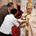 Pope Francis Instagram - EN: Let us be restless, let us be moved by the Spirit, like Simeon and Anna. If, like them, we live in expectation, safeguarding our interior life and in conformity with the Gospel, we will embrace Jesus, the light and hope of life. #PresentationOfTheLord PT: Deixemo-nos interpelar, deixemo-nos mover pelo Espírito, como Simeão e Ana. Se vivermos, como eles, a expetativa salvaguardando a vida interior e permanecendo coerentes com o estilo do Evangelho, abraçaremos Jesus, luz e esperança da vida. #ApresentaçãodoSenhor ES: Dejémonos interpelar, dejémonos mover por el Espíritu, como Simeón y Ana. Si sabemos vivir la espera como ellos, en el cuidado de la vida interior y en coherencia con el estilo del Evangelio, entonces abrazaremos a Jesús, luz y esperanza de la vida. #PresentacióndelSeñor IT: Lasciamoci inquietare, lasciamoci muovere dallo Spirito, come Simeone e Anna. Se come loro vivremo l’attesa nella custodia della vita interiore e nella coerenza con lo stile del Vangelo, abbracceremo Gesù, luce e speranza della vita. #PresentazionedelSignore FR: Laissons-nous inquiéter, laissons-nous mouvoir par l’Esprit, comme Siméon et Anne. Si, comme eux, nous vivons l’attente dans la garde de la vie intérieure et en cohérence avec le style de l’Évangile, nous embrasserons Jésus, lumière et espérance de la vie. #PrésentationDeJésus PL: Pozwólmy się zaniepokoić, pozwólmy się poruszyć Duchowi, jak Symeon i Anna. Jeśli tak jak oni będziemy żyli oczekiwaniem, strzegąc życia wewnętrznego i w zgodzie ze stylem Ewangelii, przyjmiemy Jezusa, światło i nadzieję życia. #OfiarowaniePańskie DE: Lassen wir uns in Unruhe versetzen und vom Geist bewegen wie Simeon und Hanna. Wenn wir die Erwartung leben wie sie, indem wir das innere Leben pflegen im Einklang mit dem Stil des Evangeliums, werden wir Jesus umarmen, Licht und Hoffnung des Lebens. #DarstellungdesHerrn Basilica di San Pietro in Vaticano
