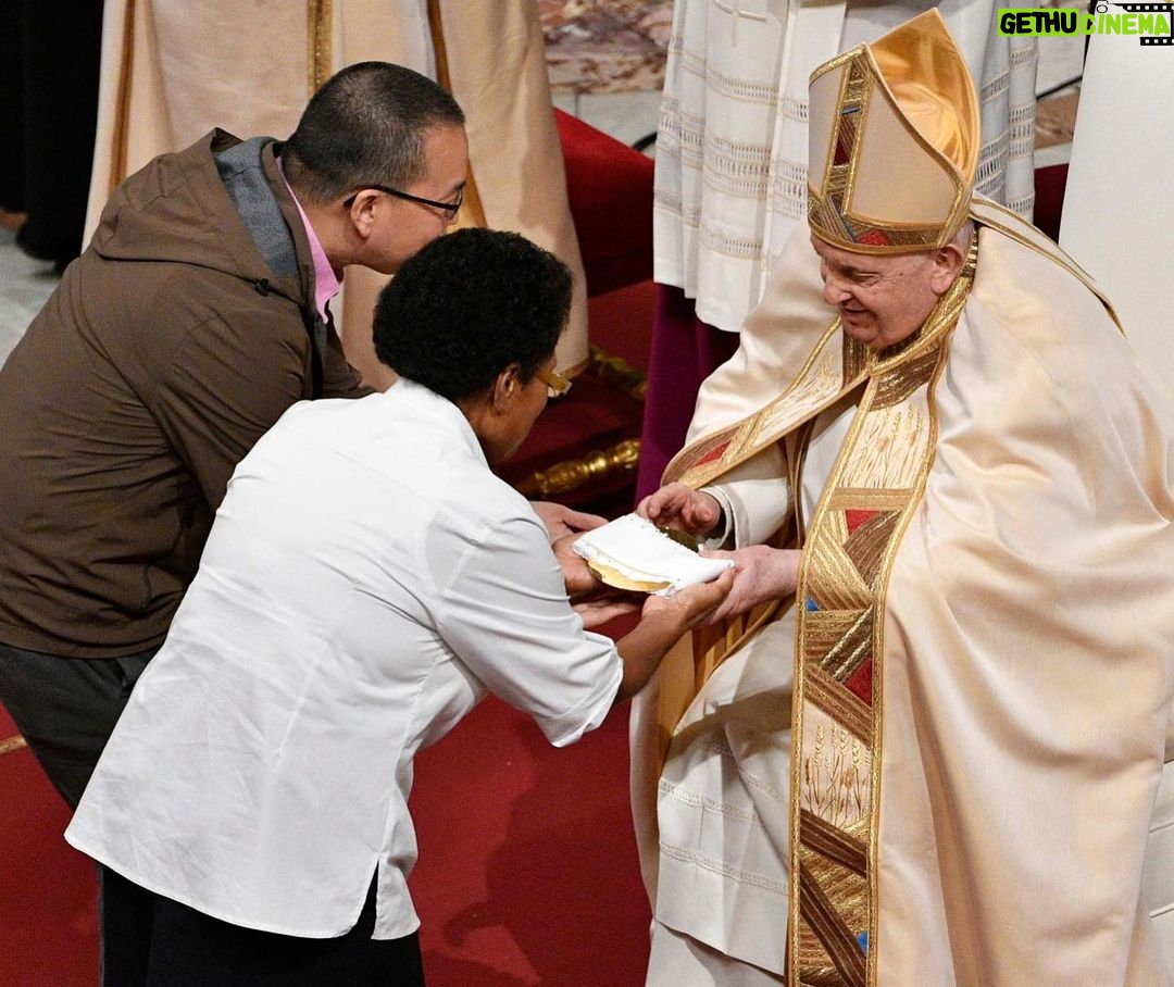 Pope Francis Instagram - EN: Let us be restless, let us be moved by the Spirit, like Simeon and Anna. If, like them, we live in expectation, safeguarding our interior life and in conformity with the Gospel, we will embrace Jesus, the light and hope of life. #PresentationOfTheLord PT: Deixemo-nos interpelar, deixemo-nos mover pelo Espírito, como Simeão e Ana. Se vivermos, como eles, a expetativa salvaguardando a vida interior e permanecendo coerentes com o estilo do Evangelho, abraçaremos Jesus, luz e esperança da vida. #ApresentaçãodoSenhor ES: Dejémonos interpelar, dejémonos mover por el Espíritu, como Simeón y Ana. Si sabemos vivir la espera como ellos, en el cuidado de la vida interior y en coherencia con el estilo del Evangelio, entonces abrazaremos a Jesús, luz y esperanza de la vida. #PresentacióndelSeñor IT: Lasciamoci inquietare, lasciamoci muovere dallo Spirito, come Simeone e Anna. Se come loro vivremo l’attesa nella custodia della vita interiore e nella coerenza con lo stile del Vangelo, abbracceremo Gesù, luce e speranza della vita. #PresentazionedelSignore FR: Laissons-nous inquiéter, laissons-nous mouvoir par l’Esprit, comme Siméon et Anne. Si, comme eux, nous vivons l’attente dans la garde de la vie intérieure et en cohérence avec le style de l’Évangile, nous embrasserons Jésus, lumière et espérance de la vie. #PrésentationDeJésus PL: Pozwólmy się zaniepokoić, pozwólmy się poruszyć Duchowi, jak Symeon i Anna. Jeśli tak jak oni będziemy żyli oczekiwaniem, strzegąc życia wewnętrznego i w zgodzie ze stylem Ewangelii, przyjmiemy Jezusa, światło i nadzieję życia. #OfiarowaniePańskie DE: Lassen wir uns in Unruhe versetzen und vom Geist bewegen wie Simeon und Hanna. Wenn wir die Erwartung leben wie sie, indem wir das innere Leben pflegen im Einklang mit dem Stil des Evangeliums, werden wir Jesus umarmen, Licht und Hoffnung des Lebens. #DarstellungdesHerrn Basilica di San Pietro in Vaticano