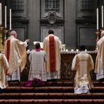 Pope Francis Instagram - EN: Let us be restless, let us be moved by the Spirit, like Simeon and Anna. If, like them, we live in expectation, safeguarding our interior life and in conformity with the Gospel, we will embrace Jesus, the light and hope of life. #PresentationOfTheLord PT: Deixemo-nos interpelar, deixemo-nos mover pelo Espírito, como Simeão e Ana. Se vivermos, como eles, a expetativa salvaguardando a vida interior e permanecendo coerentes com o estilo do Evangelho, abraçaremos Jesus, luz e esperança da vida. #ApresentaçãodoSenhor ES: Dejémonos interpelar, dejémonos mover por el Espíritu, como Simeón y Ana. Si sabemos vivir la espera como ellos, en el cuidado de la vida interior y en coherencia con el estilo del Evangelio, entonces abrazaremos a Jesús, luz y esperanza de la vida. #PresentacióndelSeñor IT: Lasciamoci inquietare, lasciamoci muovere dallo Spirito, come Simeone e Anna. Se come loro vivremo l’attesa nella custodia della vita interiore e nella coerenza con lo stile del Vangelo, abbracceremo Gesù, luce e speranza della vita. #PresentazionedelSignore FR: Laissons-nous inquiéter, laissons-nous mouvoir par l’Esprit, comme Siméon et Anne. Si, comme eux, nous vivons l’attente dans la garde de la vie intérieure et en cohérence avec le style de l’Évangile, nous embrasserons Jésus, lumière et espérance de la vie. #PrésentationDeJésus PL: Pozwólmy się zaniepokoić, pozwólmy się poruszyć Duchowi, jak Symeon i Anna. Jeśli tak jak oni będziemy żyli oczekiwaniem, strzegąc życia wewnętrznego i w zgodzie ze stylem Ewangelii, przyjmiemy Jezusa, światło i nadzieję życia. #OfiarowaniePańskie DE: Lassen wir uns in Unruhe versetzen und vom Geist bewegen wie Simeon und Hanna. Wenn wir die Erwartung leben wie sie, indem wir das innere Leben pflegen im Einklang mit dem Stil des Evangeliums, werden wir Jesus umarmen, Licht und Hoffnung des Lebens. #DarstellungdesHerrn Basilica di San Pietro in Vaticano