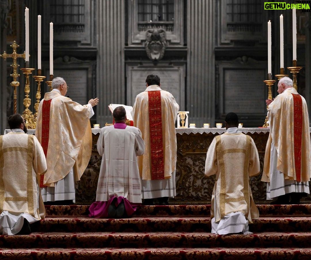 Pope Francis Instagram - EN: Let us be restless, let us be moved by the Spirit, like Simeon and Anna. If, like them, we live in expectation, safeguarding our interior life and in conformity with the Gospel, we will embrace Jesus, the light and hope of life. #PresentationOfTheLord PT: Deixemo-nos interpelar, deixemo-nos mover pelo Espírito, como Simeão e Ana. Se vivermos, como eles, a expetativa salvaguardando a vida interior e permanecendo coerentes com o estilo do Evangelho, abraçaremos Jesus, luz e esperança da vida. #ApresentaçãodoSenhor ES: Dejémonos interpelar, dejémonos mover por el Espíritu, como Simeón y Ana. Si sabemos vivir la espera como ellos, en el cuidado de la vida interior y en coherencia con el estilo del Evangelio, entonces abrazaremos a Jesús, luz y esperanza de la vida. #PresentacióndelSeñor IT: Lasciamoci inquietare, lasciamoci muovere dallo Spirito, come Simeone e Anna. Se come loro vivremo l’attesa nella custodia della vita interiore e nella coerenza con lo stile del Vangelo, abbracceremo Gesù, luce e speranza della vita. #PresentazionedelSignore FR: Laissons-nous inquiéter, laissons-nous mouvoir par l’Esprit, comme Siméon et Anne. Si, comme eux, nous vivons l’attente dans la garde de la vie intérieure et en cohérence avec le style de l’Évangile, nous embrasserons Jésus, lumière et espérance de la vie. #PrésentationDeJésus PL: Pozwólmy się zaniepokoić, pozwólmy się poruszyć Duchowi, jak Symeon i Anna. Jeśli tak jak oni będziemy żyli oczekiwaniem, strzegąc życia wewnętrznego i w zgodzie ze stylem Ewangelii, przyjmiemy Jezusa, światło i nadzieję życia. #OfiarowaniePańskie DE: Lassen wir uns in Unruhe versetzen und vom Geist bewegen wie Simeon und Hanna. Wenn wir die Erwartung leben wie sie, indem wir das innere Leben pflegen im Einklang mit dem Stil des Evangeliums, werden wir Jesus umarmen, Licht und Hoffnung des Lebens. #DarstellungdesHerrn Basilica di San Pietro in Vaticano