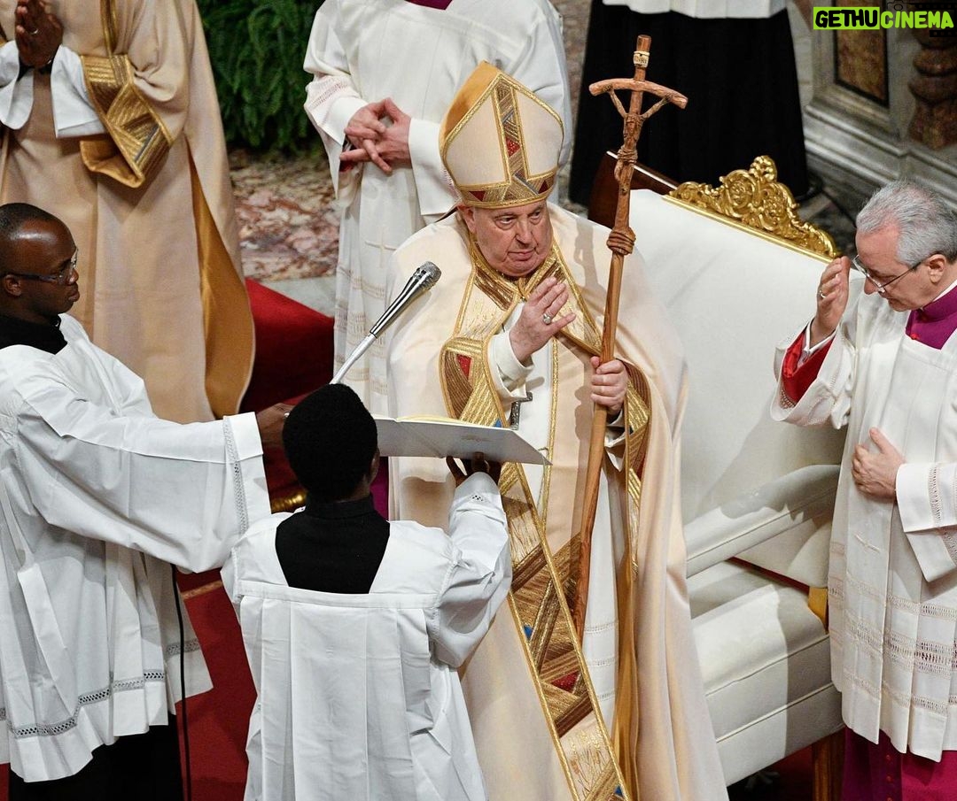Pope Francis Instagram - EN: Let us be restless, let us be moved by the Spirit, like Simeon and Anna. If, like them, we live in expectation, safeguarding our interior life and in conformity with the Gospel, we will embrace Jesus, the light and hope of life. #PresentationOfTheLord PT: Deixemo-nos interpelar, deixemo-nos mover pelo Espírito, como Simeão e Ana. Se vivermos, como eles, a expetativa salvaguardando a vida interior e permanecendo coerentes com o estilo do Evangelho, abraçaremos Jesus, luz e esperança da vida. #ApresentaçãodoSenhor ES: Dejémonos interpelar, dejémonos mover por el Espíritu, como Simeón y Ana. Si sabemos vivir la espera como ellos, en el cuidado de la vida interior y en coherencia con el estilo del Evangelio, entonces abrazaremos a Jesús, luz y esperanza de la vida. #PresentacióndelSeñor IT: Lasciamoci inquietare, lasciamoci muovere dallo Spirito, come Simeone e Anna. Se come loro vivremo l’attesa nella custodia della vita interiore e nella coerenza con lo stile del Vangelo, abbracceremo Gesù, luce e speranza della vita. #PresentazionedelSignore FR: Laissons-nous inquiéter, laissons-nous mouvoir par l’Esprit, comme Siméon et Anne. Si, comme eux, nous vivons l’attente dans la garde de la vie intérieure et en cohérence avec le style de l’Évangile, nous embrasserons Jésus, lumière et espérance de la vie. #PrésentationDeJésus PL: Pozwólmy się zaniepokoić, pozwólmy się poruszyć Duchowi, jak Symeon i Anna. Jeśli tak jak oni będziemy żyli oczekiwaniem, strzegąc życia wewnętrznego i w zgodzie ze stylem Ewangelii, przyjmiemy Jezusa, światło i nadzieję życia. #OfiarowaniePańskie DE: Lassen wir uns in Unruhe versetzen und vom Geist bewegen wie Simeon und Hanna. Wenn wir die Erwartung leben wie sie, indem wir das innere Leben pflegen im Einklang mit dem Stil des Evangeliums, werden wir Jesus umarmen, Licht und Hoffnung des Lebens. #DarstellungdesHerrn Basilica di San Pietro in Vaticano