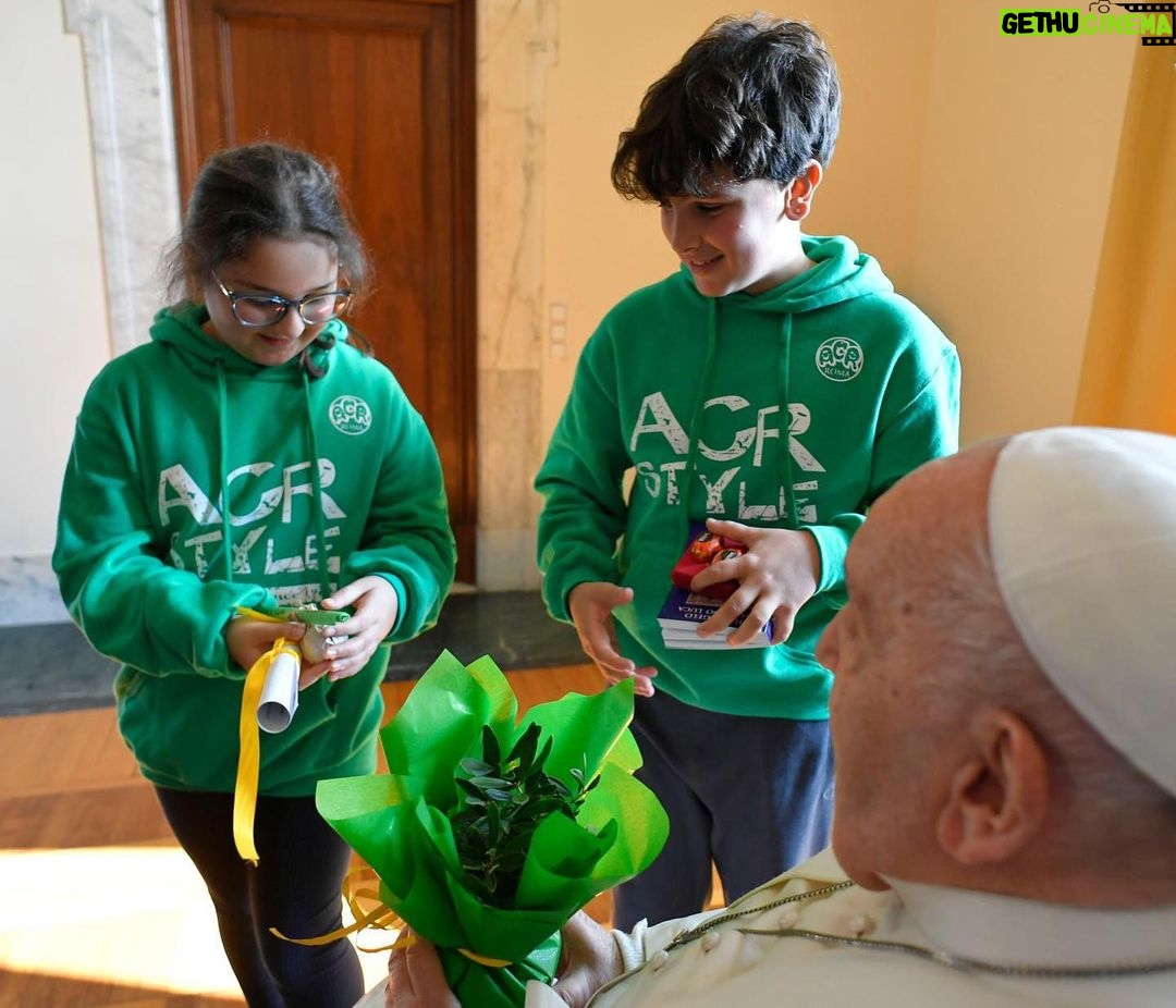Pope Francis Instagram - EN: The evil spirit wants to "ensalve our soul" and uses many "chains": dependencies, trends, consumerism, hedonism. Jesus came to free us: let us invoke Him! May we never make a compromise with evil, but follow the One who gave His life for us. #GospelOfTheDay PT: O espírito maligno quer “acorrentar a nossa alma” e usa muitas “correntes”: vícios, modas, consumismo, hedonismo... Jesus veio para nos libertar: invoquemo-lo! Não nos comprometamos com o mal, mas sigamos Aquele que deu a vida por nós. #EvangelhoDoDia IT: Lo spirito maligno vuole "incatenarci l'anima" e si serve di tante "catene": dipendenze, mode, consumismo, edonismo... Gesù è venuto a liberarci: invochiamolo! Non facciamo compromessi col male, ma seguiamo Chi ha dato la vita per noi. #VangeloDelGiorno FR: L'esprit du mal veut "enchaîner nos âmes" et utilise de nombreuses "chaînes" : addictions, modes, consumérisme, hédonisme... Jésus est venu nous libérer : invoquons-le ! Ne nous compromettons pas avec le mal, mais suivons Celui qui a donné sa vie pour nous. #Évangile du jour DE: Der böse Geist will "unsere Seele anketten" und bedient sich vieler "Ketten": Sucht, Moden, Konsum, Hedonismus... Jesus ist gekommen, uns zu befreien: rufen wir zu ihm! Machen wir keine Kompromisse mit dem Bösen, sondern folgen wir dem, der sein Leben für uns gegeben hat. #Evangeliumvonheute PL: Zły duch chce „skrępować nasze dusze” i używa „łańcuchów” uzależnień, panującej mody, konsumpcjonizmu i hedonizmu. Jezus przyszedł, aby nas wyzwolić: przyzywajmy Go! Nie idźmy na kompromis ze złem, tylko śledźmy Tego, który oddał za nas życie. #ewangeliadnia Città del Vaticano