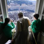Pope Francis Instagram - EN: The evil spirit wants to "ensalve our soul" and uses many "chains": dependencies, trends, consumerism, hedonism. Jesus came to free us: let us invoke Him! May we never make a compromise with evil, but follow the One who gave His life for us. #GospelOfTheDay PT: O espírito maligno quer “acorrentar a nossa alma” e usa muitas “correntes”: vícios, modas, consumismo, hedonismo... Jesus veio para nos libertar: invoquemo-lo! Não nos comprometamos com o mal, mas sigamos Aquele que deu a vida por nós. #EvangelhoDoDia IT: Lo spirito maligno vuole "incatenarci l'anima" e si serve di tante "catene": dipendenze, mode, consumismo, edonismo... Gesù è venuto a liberarci: invochiamolo! Non facciamo compromessi col male, ma seguiamo Chi ha dato la vita per noi. #VangeloDelGiorno FR: L'esprit du mal veut "enchaîner nos âmes" et utilise de nombreuses "chaînes" : addictions, modes, consumérisme, hédonisme... Jésus est venu nous libérer : invoquons-le ! Ne nous compromettons pas avec le mal, mais suivons Celui qui a donné sa vie pour nous. #Évangile du jour DE: Der böse Geist will "unsere Seele anketten" und bedient sich vieler "Ketten": Sucht, Moden, Konsum, Hedonismus... Jesus ist gekommen, uns zu befreien: rufen wir zu ihm! Machen wir keine Kompromisse mit dem Bösen, sondern folgen wir dem, der sein Leben für uns gegeben hat. #Evangeliumvonheute PL: Zły duch chce „skrępować nasze dusze” i używa „łańcuchów” uzależnień, panującej mody, konsumpcjonizmu i hedonizmu. Jezus przyszedł, aby nas wyzwolić: przyzywajmy Go! Nie idźmy na kompromis ze złem, tylko śledźmy Tego, który oddał za nas życie. #ewangeliadnia Città del Vaticano