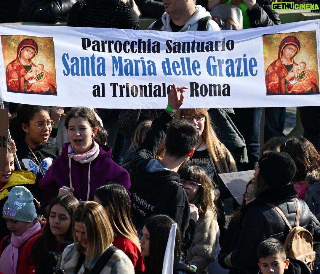 Pope Francis Instagram - EN: The evil spirit wants to "ensalve our soul" and uses many "chains": dependencies, trends, consumerism, hedonism. Jesus came to free us: let us invoke Him! May we never make a compromise with evil, but follow the One who gave His life for us. #GospelOfTheDay PT: O espírito maligno quer “acorrentar a nossa alma” e usa muitas “correntes”: vícios, modas, consumismo, hedonismo... Jesus veio para nos libertar: invoquemo-lo! Não nos comprometamos com o mal, mas sigamos Aquele que deu a vida por nós. #EvangelhoDoDia IT: Lo spirito maligno vuole "incatenarci l'anima" e si serve di tante "catene": dipendenze, mode, consumismo, edonismo... Gesù è venuto a liberarci: invochiamolo! Non facciamo compromessi col male, ma seguiamo Chi ha dato la vita per noi. #VangeloDelGiorno FR: L'esprit du mal veut "enchaîner nos âmes" et utilise de nombreuses "chaînes" : addictions, modes, consumérisme, hédonisme... Jésus est venu nous libérer : invoquons-le ! Ne nous compromettons pas avec le mal, mais suivons Celui qui a donné sa vie pour nous. #Évangile du jour DE: Der böse Geist will "unsere Seele anketten" und bedient sich vieler "Ketten": Sucht, Moden, Konsum, Hedonismus... Jesus ist gekommen, uns zu befreien: rufen wir zu ihm! Machen wir keine Kompromisse mit dem Bösen, sondern folgen wir dem, der sein Leben für uns gegeben hat. #Evangeliumvonheute PL: Zły duch chce „skrępować nasze dusze” i używa „łańcuchów” uzależnień, panującej mody, konsumpcjonizmu i hedonizmu. Jezus przyszedł, aby nas wyzwolić: przyzywajmy Go! Nie idźmy na kompromis ze złem, tylko śledźmy Tego, który oddał za nas życie. #ewangeliadnia Città del Vaticano