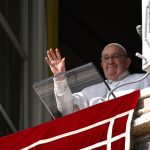 Pope Francis Instagram - EN: The evil spirit wants to "ensalve our soul" and uses many "chains": dependencies, trends, consumerism, hedonism. Jesus came to free us: let us invoke Him! May we never make a compromise with evil, but follow the One who gave His life for us. #GospelOfTheDay PT: O espírito maligno quer “acorrentar a nossa alma” e usa muitas “correntes”: vícios, modas, consumismo, hedonismo... Jesus veio para nos libertar: invoquemo-lo! Não nos comprometamos com o mal, mas sigamos Aquele que deu a vida por nós. #EvangelhoDoDia IT: Lo spirito maligno vuole "incatenarci l'anima" e si serve di tante "catene": dipendenze, mode, consumismo, edonismo... Gesù è venuto a liberarci: invochiamolo! Non facciamo compromessi col male, ma seguiamo Chi ha dato la vita per noi. #VangeloDelGiorno FR: L'esprit du mal veut "enchaîner nos âmes" et utilise de nombreuses "chaînes" : addictions, modes, consumérisme, hédonisme... Jésus est venu nous libérer : invoquons-le ! Ne nous compromettons pas avec le mal, mais suivons Celui qui a donné sa vie pour nous. #Évangile du jour DE: Der böse Geist will "unsere Seele anketten" und bedient sich vieler "Ketten": Sucht, Moden, Konsum, Hedonismus... Jesus ist gekommen, uns zu befreien: rufen wir zu ihm! Machen wir keine Kompromisse mit dem Bösen, sondern folgen wir dem, der sein Leben für uns gegeben hat. #Evangeliumvonheute PL: Zły duch chce „skrępować nasze dusze” i używa „łańcuchów” uzależnień, panującej mody, konsumpcjonizmu i hedonizmu. Jezus przyszedł, aby nas wyzwolić: przyzywajmy Go! Nie idźmy na kompromis ze złem, tylko śledźmy Tego, który oddał za nas życie. #ewangeliadnia Città del Vaticano