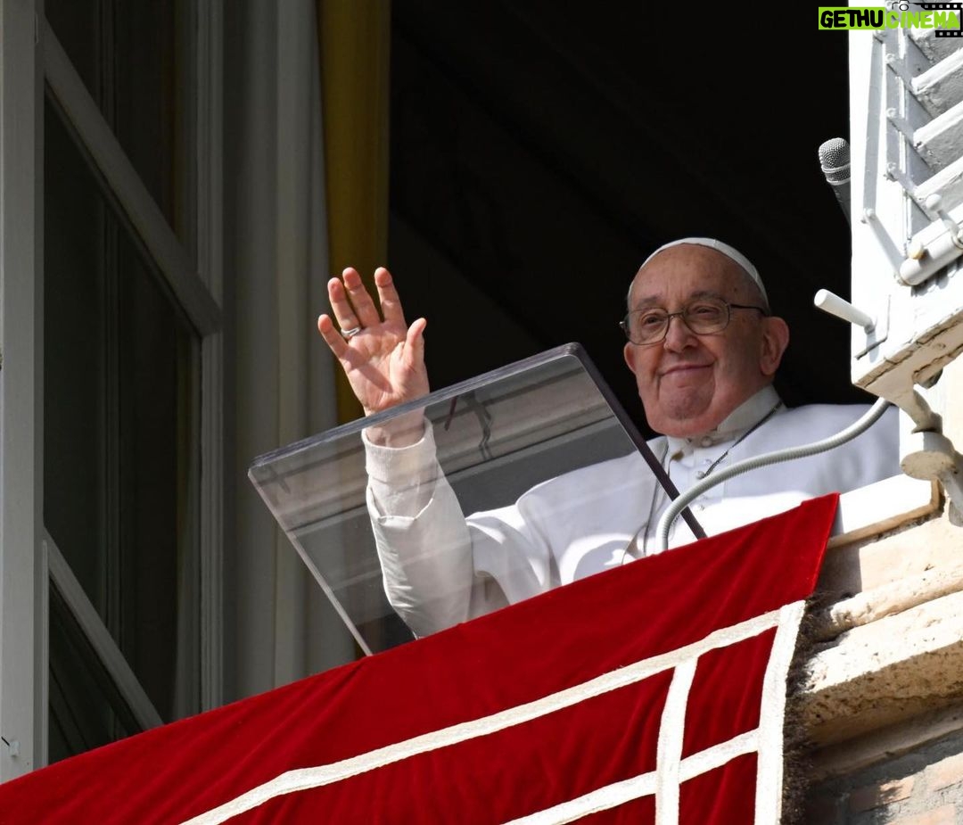 Pope Francis Instagram - EN: The evil spirit wants to "ensalve our soul" and uses many "chains": dependencies, trends, consumerism, hedonism. Jesus came to free us: let us invoke Him! May we never make a compromise with evil, but follow the One who gave His life for us. #GospelOfTheDay PT: O espírito maligno quer “acorrentar a nossa alma” e usa muitas “correntes”: vícios, modas, consumismo, hedonismo... Jesus veio para nos libertar: invoquemo-lo! Não nos comprometamos com o mal, mas sigamos Aquele que deu a vida por nós. #EvangelhoDoDia IT: Lo spirito maligno vuole "incatenarci l'anima" e si serve di tante "catene": dipendenze, mode, consumismo, edonismo... Gesù è venuto a liberarci: invochiamolo! Non facciamo compromessi col male, ma seguiamo Chi ha dato la vita per noi. #VangeloDelGiorno FR: L'esprit du mal veut "enchaîner nos âmes" et utilise de nombreuses "chaînes" : addictions, modes, consumérisme, hédonisme... Jésus est venu nous libérer : invoquons-le ! Ne nous compromettons pas avec le mal, mais suivons Celui qui a donné sa vie pour nous. #Évangile du jour DE: Der böse Geist will "unsere Seele anketten" und bedient sich vieler "Ketten": Sucht, Moden, Konsum, Hedonismus... Jesus ist gekommen, uns zu befreien: rufen wir zu ihm! Machen wir keine Kompromisse mit dem Bösen, sondern folgen wir dem, der sein Leben für uns gegeben hat. #Evangeliumvonheute PL: Zły duch chce „skrępować nasze dusze” i używa „łańcuchów” uzależnień, panującej mody, konsumpcjonizmu i hedonizmu. Jezus przyszedł, aby nas wyzwolić: przyzywajmy Go! Nie idźmy na kompromis ze złem, tylko śledźmy Tego, który oddał za nas życie. #ewangeliadnia Città del Vaticano