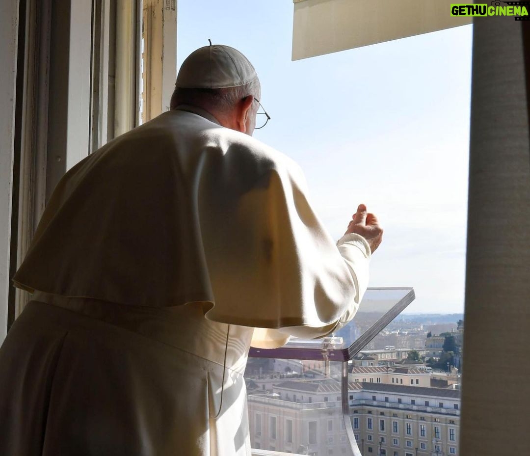 Pope Francis Instagram - EN: The evil spirit wants to "ensalve our soul" and uses many "chains": dependencies, trends, consumerism, hedonism. Jesus came to free us: let us invoke Him! May we never make a compromise with evil, but follow the One who gave His life for us. #GospelOfTheDay PT: O espírito maligno quer “acorrentar a nossa alma” e usa muitas “correntes”: vícios, modas, consumismo, hedonismo... Jesus veio para nos libertar: invoquemo-lo! Não nos comprometamos com o mal, mas sigamos Aquele que deu a vida por nós. #EvangelhoDoDia IT: Lo spirito maligno vuole "incatenarci l'anima" e si serve di tante "catene": dipendenze, mode, consumismo, edonismo... Gesù è venuto a liberarci: invochiamolo! Non facciamo compromessi col male, ma seguiamo Chi ha dato la vita per noi. #VangeloDelGiorno FR: L'esprit du mal veut "enchaîner nos âmes" et utilise de nombreuses "chaînes" : addictions, modes, consumérisme, hédonisme... Jésus est venu nous libérer : invoquons-le ! Ne nous compromettons pas avec le mal, mais suivons Celui qui a donné sa vie pour nous. #Évangile du jour DE: Der böse Geist will "unsere Seele anketten" und bedient sich vieler "Ketten": Sucht, Moden, Konsum, Hedonismus... Jesus ist gekommen, uns zu befreien: rufen wir zu ihm! Machen wir keine Kompromisse mit dem Bösen, sondern folgen wir dem, der sein Leben für uns gegeben hat. #Evangeliumvonheute PL: Zły duch chce „skrępować nasze dusze” i używa „łańcuchów” uzależnień, panującej mody, konsumpcjonizmu i hedonizmu. Jezus przyszedł, aby nas wyzwolić: przyzywajmy Go! Nie idźmy na kompromis ze złem, tylko śledźmy Tego, który oddał za nas życie. #ewangeliadnia Città del Vaticano