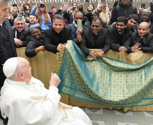 Pope Francis Instagram - EN: Life does not depend on what we possess (Lk 12:15). Life depends on good relationships: with God, with others, and also with those who have less. #GeneralAudience
PT: A vida não depende do que se possui (Lucas 12:15). Depende, pelo contrário, das boas relações: com Deus, com os outros e também com quem tem menos. #AudiênciaGeral
ES: La vida no depende de lo que se posee (Lc 12,15). Depende, en cambio, de las buenas relaciones: con Dios, con los demás y también con quien tiene poco. #AudienciaGeneral
IT: La vita non dipende da ciò che si possiede (Lc 12,15). Dipende invece dalle buone relazioni: con Dio, con gli altri e anche con chi ha di meno. #UdienzaGenerale
FR: La vie ne dépend pas de ce que l'on possède (Lc 12, 15). Elle dépend au contraire des bonnes relations qu'on a avec Dieu, avec les autres et aussi avec ceux qui ont moins que nous. #AudienceGénérale
DE: Das Leben hängt nicht vom Besitz ab (vgl. Lk 12,15), sondern von guten Beziehungen: mit Gott, mit den Anderen und auch mit denen, die weniger haben. #Generalaudienz
PL: Życie nie zależy od tego, co się posiada (por. Łk 12, 15). Zależy natomiast od dobrych relacji z Bogiem, z innymi, a także z tymi, którzy są ubożsi. #AudiencjaOgólna