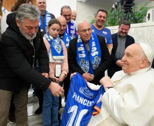 Pope Francis Instagram - EN: Life does not depend on what we possess (Lk 12:15). Life depends on good relationships: with God, with others, and also with those who have less. #GeneralAudience
PT: A vida não depende do que se possui (Lucas 12:15). Depende, pelo contrário, das boas relações: com Deus, com os outros e também com quem tem menos. #AudiênciaGeral
ES: La vida no depende de lo que se posee (Lc 12,15). Depende, en cambio, de las buenas relaciones: con Dios, con los demás y también con quien tiene poco. #AudienciaGeneral
IT: La vita non dipende da ciò che si possiede (Lc 12,15). Dipende invece dalle buone relazioni: con Dio, con gli altri e anche con chi ha di meno. #UdienzaGenerale
FR: La vie ne dépend pas de ce que l'on possède (Lc 12, 15). Elle dépend au contraire des bonnes relations qu'on a avec Dieu, avec les autres et aussi avec ceux qui ont moins que nous. #AudienceGénérale
DE: Das Leben hängt nicht vom Besitz ab (vgl. Lk 12,15), sondern von guten Beziehungen: mit Gott, mit den Anderen und auch mit denen, die weniger haben. #Generalaudienz
PL: Życie nie zależy od tego, co się posiada (por. Łk 12, 15). Zależy natomiast od dobrych relacji z Bogiem, z innymi, a także z tymi, którzy są ubożsi. #AudiencjaOgólna