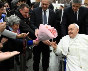 Pope Francis Instagram - EN: Life does not depend on what we possess (Lk 12:15). Life depends on good relationships: with God, with others, and also with those who have less. #GeneralAudience
PT: A vida não depende do que se possui (Lucas 12:15). Depende, pelo contrário, das boas relações: com Deus, com os outros e também com quem tem menos. #AudiênciaGeral
ES: La vida no depende de lo que se posee (Lc 12,15). Depende, en cambio, de las buenas relaciones: con Dios, con los demás y también con quien tiene poco. #AudienciaGeneral
IT: La vita non dipende da ciò che si possiede (Lc 12,15). Dipende invece dalle buone relazioni: con Dio, con gli altri e anche con chi ha di meno. #UdienzaGenerale
FR: La vie ne dépend pas de ce que l'on possède (Lc 12, 15). Elle dépend au contraire des bonnes relations qu'on a avec Dieu, avec les autres et aussi avec ceux qui ont moins que nous. #AudienceGénérale
DE: Das Leben hängt nicht vom Besitz ab (vgl. Lk 12,15), sondern von guten Beziehungen: mit Gott, mit den Anderen und auch mit denen, die weniger haben. #Generalaudienz
PL: Życie nie zależy od tego, co się posiada (por. Łk 12, 15). Zależy natomiast od dobrych relacji z Bogiem, z innymi, a także z tymi, którzy są ubożsi. #AudiencjaOgólna