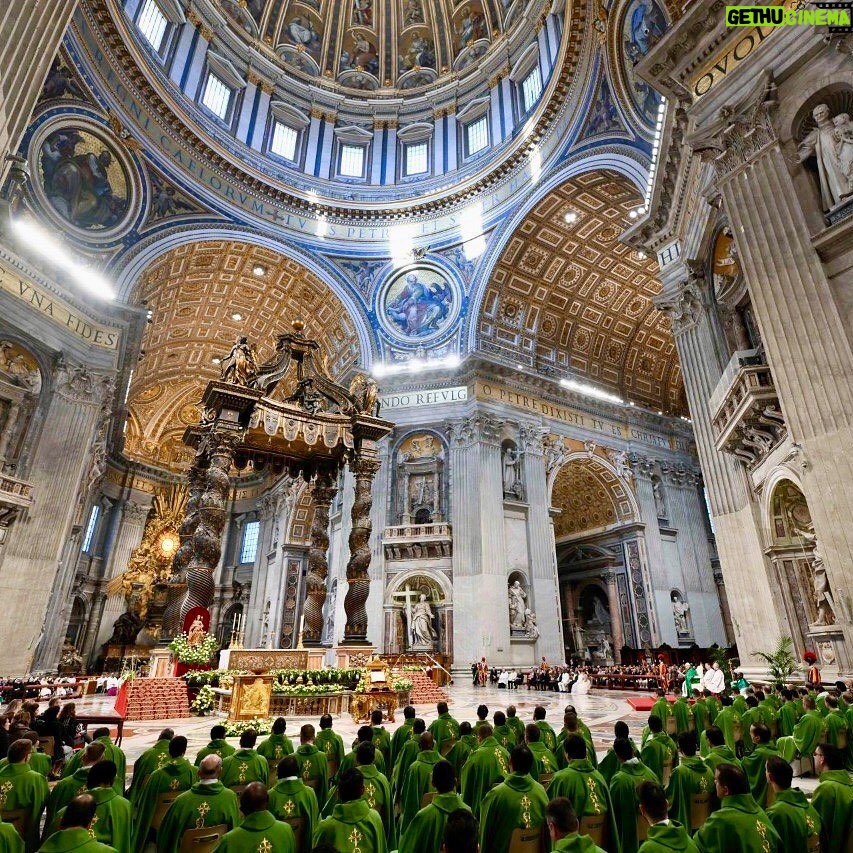 Pope Francis Instagram - EN: Overwhelmed by a barrage of words, we let the word of God glide by us: we hear it, yet we fail to listen to it; we listen to it, yet we don’t keep it; we keep it, yet we don’t let it provoke us to change. We need to stop being “deaf” to God’s word #SundayoftheWordofGod ES:Es el riesgo que corremos, ya que abrumados por miles de palabras, no damos importancia a la Palabra de Dios, la oímos, pero no la escuchamos; la escuchamos, pero no la custodiamos; la custodiamos, pero no nos dejamos provocar por ella para cambiar. Es necesario no ser “sordos” a la Palabra. #DomingodelaPalabradeDios PT: Este é o nosso risco: arrastados por mil palavras, passa-nos por cima também a Palavra de Deus: ouvimo-la, mas não a escutamos; escutamo-la, mas não a guardamos; guardamo-la, mas não nos deixamos provocar à mudança de vida. È preciso não ser «surdo» à Palavra. #DomingodaPalavradeDeus IT: Travolti da mille parole, ci lasciamo scivolare addosso pure la #ParoladiDio: la sentiamo, ma non la ascoltiamo; la ascoltiamo, ma non la custodiamo; la custodiamo, ma non ci lasciamo provocare per cambiare. Bisogna non essere “sordi” alla Parola! #DomenicadellaParola FR: Parfois, nous laissons la #ParoledeDieu glisser sur nous. Nous l’entendons, mais nous ne l’écoutons pas ; nous l’écoutons, mais nous ne la gardons pas ; nous la gardons mais nous ne nous laissons pas changer. Ne soyons pas “sourds” à la Parole! #DimanchedelaParoledeDieu PL: Przytłoczeni tysiącem słów pozwalamy, żeby słowo Boże przemknęło: słyszymy je, ale go nie słuchamy; słuchamy go, ale go nie strzeżemy; strzeżemy go, ale nie pozwalamy, by sprowokowało nas do przezmiany. Nie można być „głuchym” na Słowo! #NiedzielaSłowaBożego Basilica di San Pietro in Vaticano