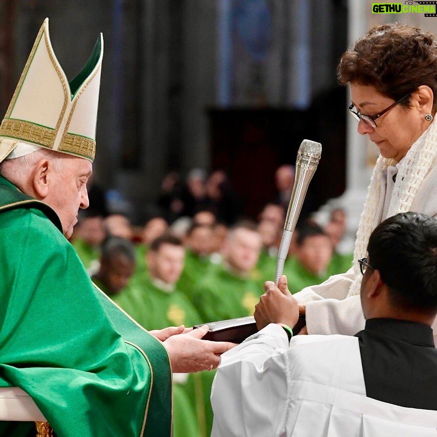 Pope Francis Instagram - EN: Overwhelmed by a barrage of words, we let the word of God glide by us: we hear it, yet we fail to listen to it; we listen to it, yet we don’t keep it; we keep it, yet we don’t let it provoke us to change. We need to stop being “deaf” to God’s word #SundayoftheWordofGod ES:Es el riesgo que corremos, ya que abrumados por miles de palabras, no damos importancia a la Palabra de Dios, la oímos, pero no la escuchamos; la escuchamos, pero no la custodiamos; la custodiamos, pero no nos dejamos provocar por ella para cambiar. Es necesario no ser “sordos” a la Palabra. #DomingodelaPalabradeDios PT: Este é o nosso risco: arrastados por mil palavras, passa-nos por cima também a Palavra de Deus: ouvimo-la, mas não a escutamos; escutamo-la, mas não a guardamos; guardamo-la, mas não nos deixamos provocar à mudança de vida. È preciso não ser «surdo» à Palavra. #DomingodaPalavradeDeus IT: Travolti da mille parole, ci lasciamo scivolare addosso pure la #ParoladiDio: la sentiamo, ma non la ascoltiamo; la ascoltiamo, ma non la custodiamo; la custodiamo, ma non ci lasciamo provocare per cambiare. Bisogna non essere “sordi” alla Parola! #DomenicadellaParola FR: Parfois, nous laissons la #ParoledeDieu glisser sur nous. Nous l’entendons, mais nous ne l’écoutons pas ; nous l’écoutons, mais nous ne la gardons pas ; nous la gardons mais nous ne nous laissons pas changer. Ne soyons pas “sourds” à la Parole! #DimanchedelaParoledeDieu PL: Przytłoczeni tysiącem słów pozwalamy, żeby słowo Boże przemknęło: słyszymy je, ale go nie słuchamy; słuchamy go, ale go nie strzeżemy; strzeżemy go, ale nie pozwalamy, by sprowokowało nas do przezmiany. Nie można być „głuchym” na Słowo! #NiedzielaSłowaBożego Basilica di San Pietro in Vaticano