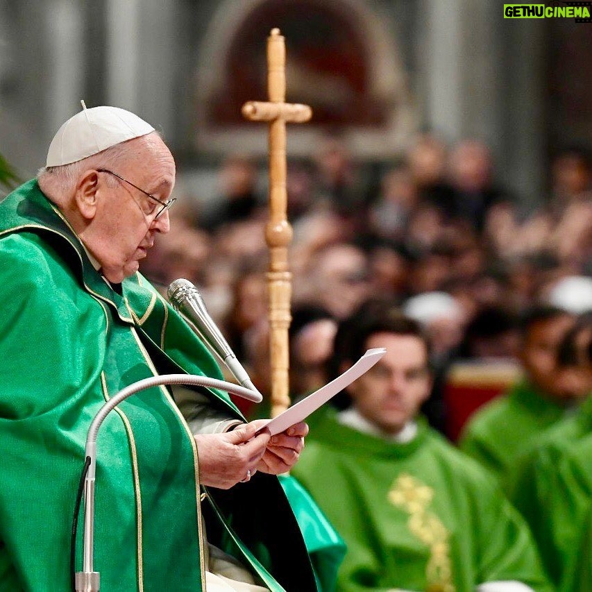 Pope Francis Instagram - EN: Overwhelmed by a barrage of words, we let the word of God glide by us: we hear it, yet we fail to listen to it; we listen to it, yet we don’t keep it; we keep it, yet we don’t let it provoke us to change. We need to stop being “deaf” to God’s word #SundayoftheWordofGod ES:Es el riesgo que corremos, ya que abrumados por miles de palabras, no damos importancia a la Palabra de Dios, la oímos, pero no la escuchamos; la escuchamos, pero no la custodiamos; la custodiamos, pero no nos dejamos provocar por ella para cambiar. Es necesario no ser “sordos” a la Palabra. #DomingodelaPalabradeDios PT: Este é o nosso risco: arrastados por mil palavras, passa-nos por cima também a Palavra de Deus: ouvimo-la, mas não a escutamos; escutamo-la, mas não a guardamos; guardamo-la, mas não nos deixamos provocar à mudança de vida. È preciso não ser «surdo» à Palavra. #DomingodaPalavradeDeus IT: Travolti da mille parole, ci lasciamo scivolare addosso pure la #ParoladiDio: la sentiamo, ma non la ascoltiamo; la ascoltiamo, ma non la custodiamo; la custodiamo, ma non ci lasciamo provocare per cambiare. Bisogna non essere “sordi” alla Parola! #DomenicadellaParola FR: Parfois, nous laissons la #ParoledeDieu glisser sur nous. Nous l’entendons, mais nous ne l’écoutons pas ; nous l’écoutons, mais nous ne la gardons pas ; nous la gardons mais nous ne nous laissons pas changer. Ne soyons pas “sourds” à la Parole! #DimanchedelaParoledeDieu PL: Przytłoczeni tysiącem słów pozwalamy, żeby słowo Boże przemknęło: słyszymy je, ale go nie słuchamy; słuchamy go, ale go nie strzeżemy; strzeżemy go, ale nie pozwalamy, by sprowokowało nas do przezmiany. Nie można być „głuchym” na Słowo! #NiedzielaSłowaBożego Basilica di San Pietro in Vaticano