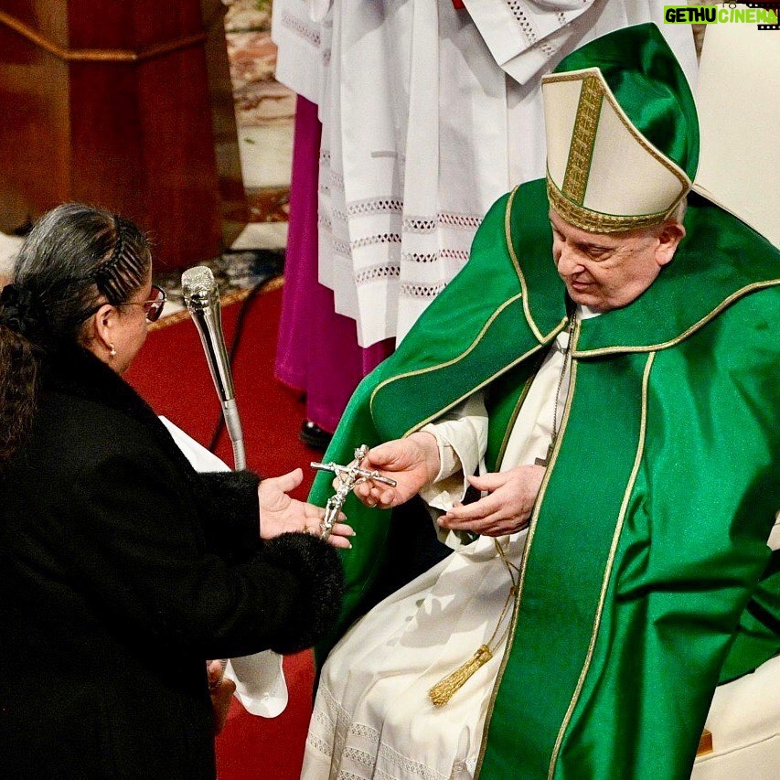 Pope Francis Instagram - EN: Overwhelmed by a barrage of words, we let the word of God glide by us: we hear it, yet we fail to listen to it; we listen to it, yet we don’t keep it; we keep it, yet we don’t let it provoke us to change. We need to stop being “deaf” to God’s word #SundayoftheWordofGod ES:Es el riesgo que corremos, ya que abrumados por miles de palabras, no damos importancia a la Palabra de Dios, la oímos, pero no la escuchamos; la escuchamos, pero no la custodiamos; la custodiamos, pero no nos dejamos provocar por ella para cambiar. Es necesario no ser “sordos” a la Palabra. #DomingodelaPalabradeDios PT: Este é o nosso risco: arrastados por mil palavras, passa-nos por cima também a Palavra de Deus: ouvimo-la, mas não a escutamos; escutamo-la, mas não a guardamos; guardamo-la, mas não nos deixamos provocar à mudança de vida. È preciso não ser «surdo» à Palavra. #DomingodaPalavradeDeus IT: Travolti da mille parole, ci lasciamo scivolare addosso pure la #ParoladiDio: la sentiamo, ma non la ascoltiamo; la ascoltiamo, ma non la custodiamo; la custodiamo, ma non ci lasciamo provocare per cambiare. Bisogna non essere “sordi” alla Parola! #DomenicadellaParola FR: Parfois, nous laissons la #ParoledeDieu glisser sur nous. Nous l’entendons, mais nous ne l’écoutons pas ; nous l’écoutons, mais nous ne la gardons pas ; nous la gardons mais nous ne nous laissons pas changer. Ne soyons pas “sourds” à la Parole! #DimanchedelaParoledeDieu PL: Przytłoczeni tysiącem słów pozwalamy, żeby słowo Boże przemknęło: słyszymy je, ale go nie słuchamy; słuchamy go, ale go nie strzeżemy; strzeżemy go, ale nie pozwalamy, by sprowokowało nas do przezmiany. Nie można być „głuchym” na Słowo! #NiedzielaSłowaBożego Basilica di San Pietro in Vaticano