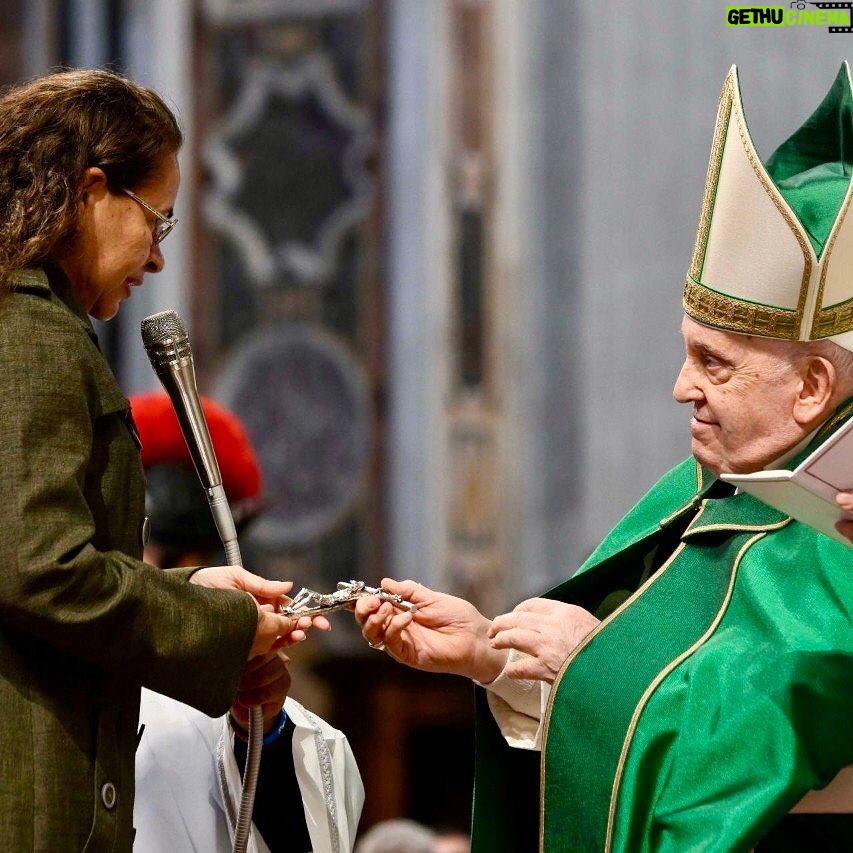 Pope Francis Instagram - EN: Overwhelmed by a barrage of words, we let the word of God glide by us: we hear it, yet we fail to listen to it; we listen to it, yet we don’t keep it; we keep it, yet we don’t let it provoke us to change. We need to stop being “deaf” to God’s word #SundayoftheWordofGod ES:Es el riesgo que corremos, ya que abrumados por miles de palabras, no damos importancia a la Palabra de Dios, la oímos, pero no la escuchamos; la escuchamos, pero no la custodiamos; la custodiamos, pero no nos dejamos provocar por ella para cambiar. Es necesario no ser “sordos” a la Palabra. #DomingodelaPalabradeDios PT: Este é o nosso risco: arrastados por mil palavras, passa-nos por cima também a Palavra de Deus: ouvimo-la, mas não a escutamos; escutamo-la, mas não a guardamos; guardamo-la, mas não nos deixamos provocar à mudança de vida. È preciso não ser «surdo» à Palavra. #DomingodaPalavradeDeus IT: Travolti da mille parole, ci lasciamo scivolare addosso pure la #ParoladiDio: la sentiamo, ma non la ascoltiamo; la ascoltiamo, ma non la custodiamo; la custodiamo, ma non ci lasciamo provocare per cambiare. Bisogna non essere “sordi” alla Parola! #DomenicadellaParola FR: Parfois, nous laissons la #ParoledeDieu glisser sur nous. Nous l’entendons, mais nous ne l’écoutons pas ; nous l’écoutons, mais nous ne la gardons pas ; nous la gardons mais nous ne nous laissons pas changer. Ne soyons pas “sourds” à la Parole! #DimanchedelaParoledeDieu PL: Przytłoczeni tysiącem słów pozwalamy, żeby słowo Boże przemknęło: słyszymy je, ale go nie słuchamy; słuchamy go, ale go nie strzeżemy; strzeżemy go, ale nie pozwalamy, by sprowokowało nas do przezmiany. Nie można być „głuchym” na Słowo! #NiedzielaSłowaBożego Basilica di San Pietro in Vaticano