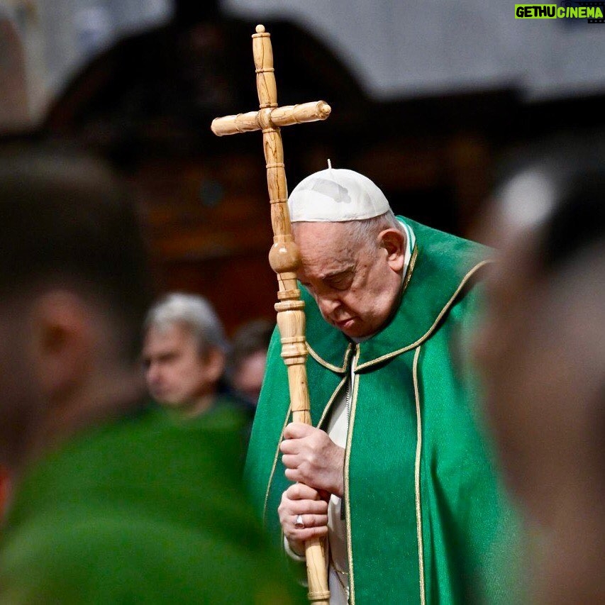 Pope Francis Instagram - EN: Overwhelmed by a barrage of words, we let the word of God glide by us: we hear it, yet we fail to listen to it; we listen to it, yet we don’t keep it; we keep it, yet we don’t let it provoke us to change. We need to stop being “deaf” to God’s word #SundayoftheWordofGod ES:Es el riesgo que corremos, ya que abrumados por miles de palabras, no damos importancia a la Palabra de Dios, la oímos, pero no la escuchamos; la escuchamos, pero no la custodiamos; la custodiamos, pero no nos dejamos provocar por ella para cambiar. Es necesario no ser “sordos” a la Palabra. #DomingodelaPalabradeDios PT: Este é o nosso risco: arrastados por mil palavras, passa-nos por cima também a Palavra de Deus: ouvimo-la, mas não a escutamos; escutamo-la, mas não a guardamos; guardamo-la, mas não nos deixamos provocar à mudança de vida. È preciso não ser «surdo» à Palavra. #DomingodaPalavradeDeus IT: Travolti da mille parole, ci lasciamo scivolare addosso pure la #ParoladiDio: la sentiamo, ma non la ascoltiamo; la ascoltiamo, ma non la custodiamo; la custodiamo, ma non ci lasciamo provocare per cambiare. Bisogna non essere “sordi” alla Parola! #DomenicadellaParola FR: Parfois, nous laissons la #ParoledeDieu glisser sur nous. Nous l’entendons, mais nous ne l’écoutons pas ; nous l’écoutons, mais nous ne la gardons pas ; nous la gardons mais nous ne nous laissons pas changer. Ne soyons pas “sourds” à la Parole! #DimanchedelaParoledeDieu PL: Przytłoczeni tysiącem słów pozwalamy, żeby słowo Boże przemknęło: słyszymy je, ale go nie słuchamy; słuchamy go, ale go nie strzeżemy; strzeżemy go, ale nie pozwalamy, by sprowokowało nas do przezmiany. Nie można być „głuchym” na Słowo! #NiedzielaSłowaBożego Basilica di San Pietro in Vaticano