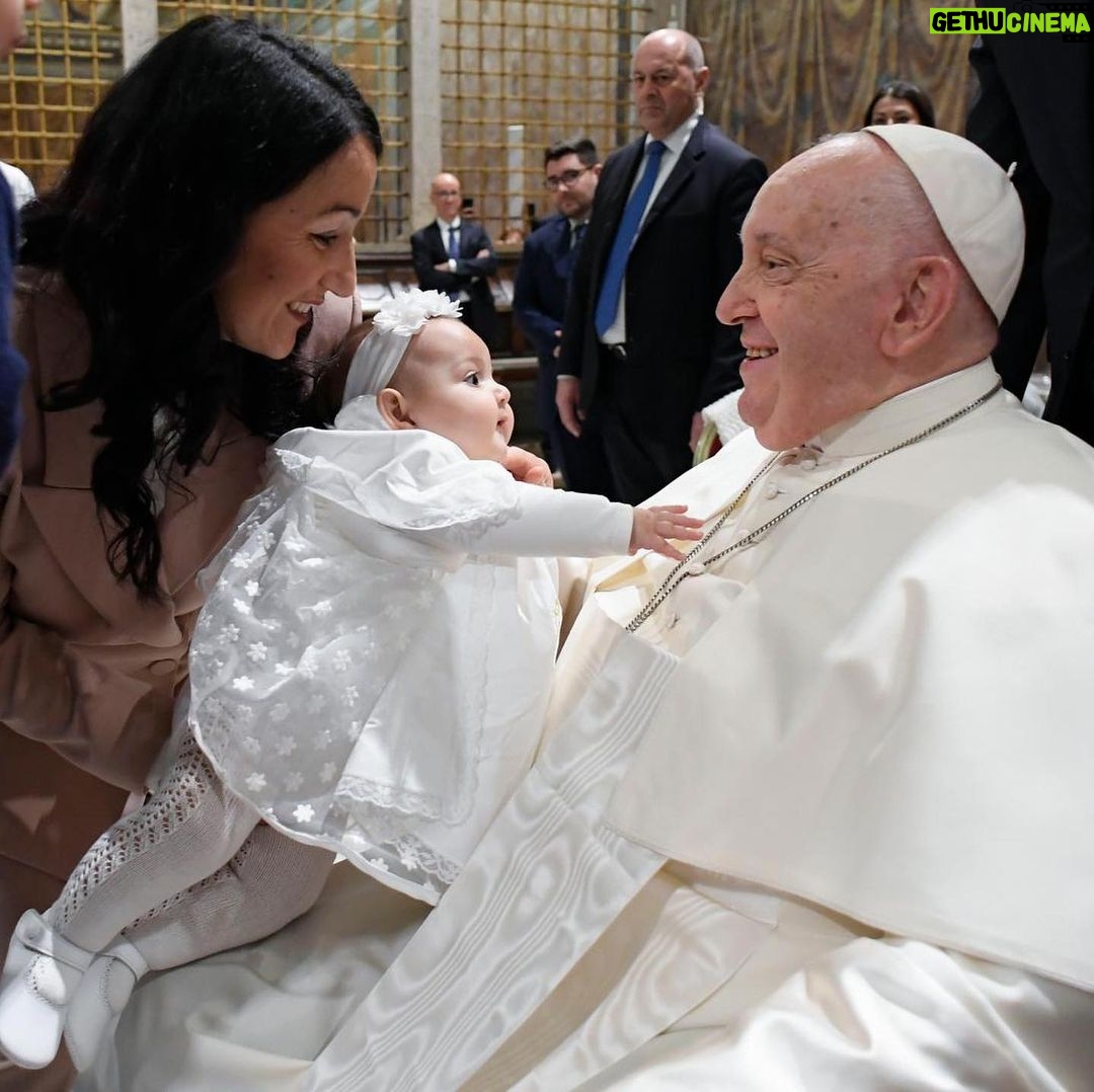 Pope Francis Instagram - EN: The voice of the Father, which in the #GospelOfTheDay proclaims: "You are my beloved Son" (Mk 1:11), reveals that Jesus is the Son of God. It recalls our own Baptism that immersed us in God's infinite embrace, filling us with the strength of His saving love. PT: A voz do Pai presente no #EvangelhoDeHoje: "Tu és o meu Filho Amado" (Mc 1,11) revela que Jesus é o Filho de Deus e também lembra-nos do nosso Batismo, o qual nos imergiu no abraço infinito de Deus, transmitindo-nos a força do seu amor salvador. ES: La voz del Padre que en el #EvangeliodeHoy proclama: «Tú eres mi Hijo amado» (Mc 1,11) nos revela que Jesús es el Hijo de Dios; y nos recuerda nuestro bautismo, que nos sumerge en el abrazo infinito de Dios y nos transmite la fuerza de su amor que salva. IT: La voce del Padre che nel #VangeloDiOggi proclama: «Tu sei il Figlio mio, l’amato» (Mc 1,11) rivela che Gesù è il Figlio di Dio e ricorda anche il nostro Battesimo, che ci immerge nell’abbraccio infinito di Dio, trasmettendoci la forza del suo amore che salva. FR: La voix du Père qui dans #Evangiledujour proclame : «Tu es mon Fils bien-aimé» (Mc, 1,11) révèle que Jésus est le Fils de Dieu et rappelle aussi notre baptême qui nous immerge dans l’étreinte infinie de Dieu, nous transmettant la force de son amour qui sauve. DE: Die Stimme des Vaters, die im #Evangeliumvonheute verkündet "Du bist mein geliebter Sohn " (Mk 1,11), offenbart, dass Jesus Gottes Sohn ist, und erinnert auch an unsere Taufe, die uns in die unendliche Umarmung Gottes eintaucht und uns die Kraft seiner rettenden Liebe vermittelt. PL: Głos Ojca, który w #EwangeliaDnia obwieszcza: „Ty jesteś moim synem umiłowanym” (Mk 1,11) objawia, że Chrystus jest Synem Bożym i mówi także o naszym chrzcie, który zanurza nas w nieskończonym objęciu Boga, przekazując nam moc swojej zbawczej miłości. Sistine Chapel