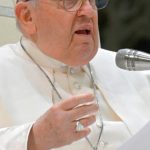 Pope Francis Instagram - PT: A tristeza é como um verme do coração, que corrói e esvazia o hóspede. Devemo prestar atenção a esta tristeza e pensar que Jesus nos traz a alegria da ressurreição. Então, o que devo fazer quando estou triste? Parar e pensar: é uma tristeza boa? Não é uma tristeza boa? E reagir de acordo com a natureza da tristeza. Não vos esqueçais que a tristeza pode ser algo muito mau, que nos leva ao pessimismo, que nos conduz a um egoísmo dificilmente curável. ES: La tristeza es como un gusano del corazón que roe y vacía a quien lo alberga. Debemos tener cuidado con esta tristeza y pensar que Jesús nos trae la alegría de la resurrección. Entonces, ¿qué debo hacer cuando estoy triste? Detenerte y pensar: ¿esta tristeza es buena? ¿O no es una tristeza buena? Y reaccionar según la naturaleza de la tristeza. No se olviden de que la tristeza puede ser algo muy malo que nos lleva al pesimismo, nos lleva a un egoísmo que difícilmente se cura. FR: La tristesse est comme un ver situé dans le cœur, qui ronge et vide celui qui l’accueille. Nous devons être attentifs à cette tristesse et penser que Jésus nous apporte la joie de la résurrection. Mais que dois-je faire quand je suis triste ? S’arrêter et évaluer: est-ce une bonne ou une mauvaise tristesse ? Et réagir en fonction de la nature de la tristesse. N’oubliez pas que la tristesse peut être une très mauvaise chose qui nous conduit au pessimisme et à un égoïsme qui difficillement peut guérir. IT: La tristezza è un verme nel cuore che erode e svuota chi lo ha ospitato. Dobbiamo stare attenti a questa tristezza e pensare che Gesù ci porta la gioia della risurrezione. Ma cosa devo fare quando sono triste? Fermarti e vedere: questa è una tristezza buona? È una tristezza non buona? E reagire secondo la natura della tristezza. Non dimenticatevi che la tristezza può essere una cosa molto brutta che ci porta al pessimismo, ci porta a un egoismo che difficilmente guarisce.