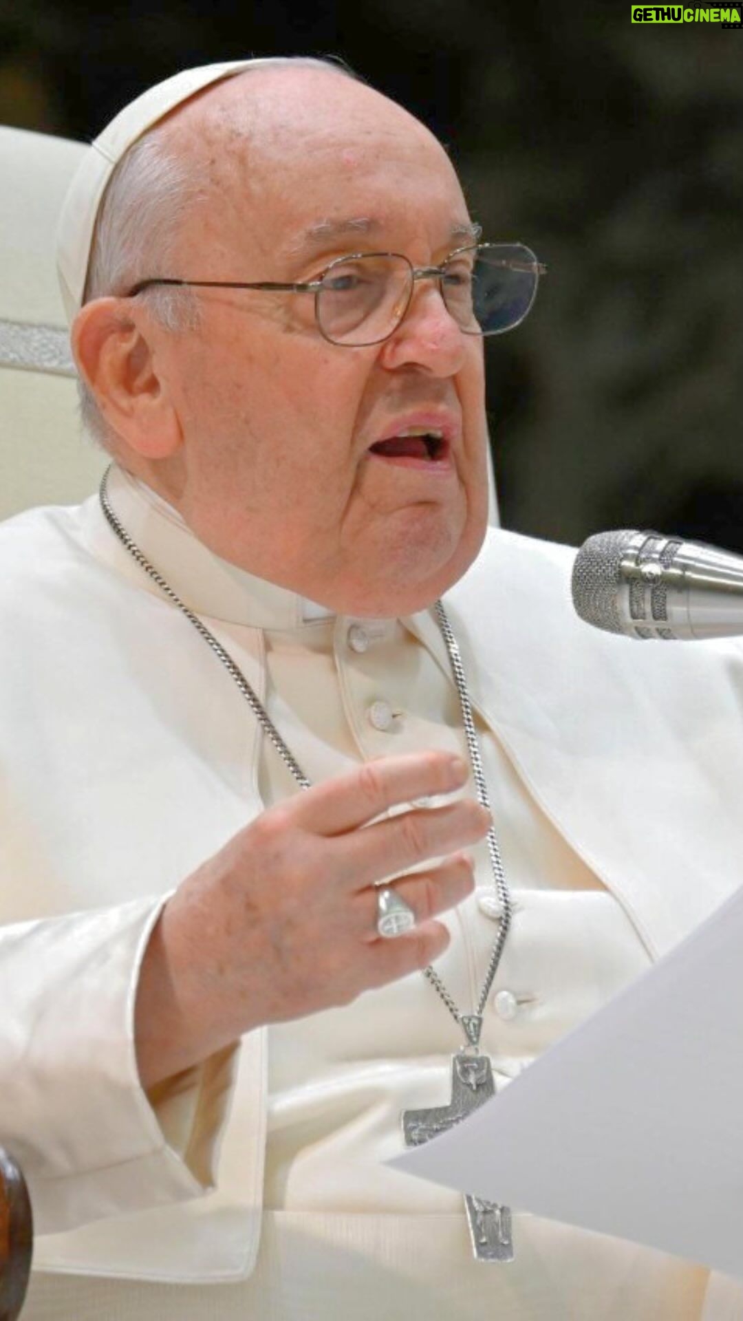 Pope Francis Instagram - PT: A tristeza é como um verme do coração, que corrói e esvazia o hóspede. Devemo prestar atenção a esta tristeza e pensar que Jesus nos traz a alegria da ressurreição. Então, o que devo fazer quando estou triste? Parar e pensar: é uma tristeza boa? Não é uma tristeza boa? E reagir de acordo com a natureza da tristeza. Não vos esqueçais que a tristeza pode ser algo muito mau, que nos leva ao pessimismo, que nos conduz a um egoísmo dificilmente curável. ES: La tristeza es como un gusano del corazón que roe y vacía a quien lo alberga. Debemos tener cuidado con esta tristeza y pensar que Jesús nos trae la alegría de la resurrección. Entonces, ¿qué debo hacer cuando estoy triste? Detenerte y pensar: ¿esta tristeza es buena? ¿O no es una tristeza buena? Y reaccionar según la naturaleza de la tristeza. No se olviden de que la tristeza puede ser algo muy malo que nos lleva al pesimismo, nos lleva a un egoísmo que difícilmente se cura. FR: La tristesse est comme un ver situé dans le cœur, qui ronge et vide celui qui l’accueille. Nous devons être attentifs à cette tristesse et penser que Jésus nous apporte la joie de la résurrection. Mais que dois-je faire quand je suis triste ? S’arrêter et évaluer: est-ce une bonne ou une mauvaise tristesse ? Et réagir en fonction de la nature de la tristesse. N’oubliez pas que la tristesse peut être une très mauvaise chose qui nous conduit au pessimisme et à un égoïsme qui difficillement peut guérir. IT: La tristezza è un verme nel cuore che erode e svuota chi lo ha ospitato. Dobbiamo stare attenti a questa tristezza e pensare che Gesù ci porta la gioia della risurrezione. Ma cosa devo fare quando sono triste? Fermarti e vedere: questa è una tristezza buona? È una tristezza non buona? E reagire secondo la natura della tristezza. Non dimenticatevi che la tristezza può essere una cosa molto brutta che ci porta al pessimismo, ci porta a un egoismo che difficilmente guarisce.