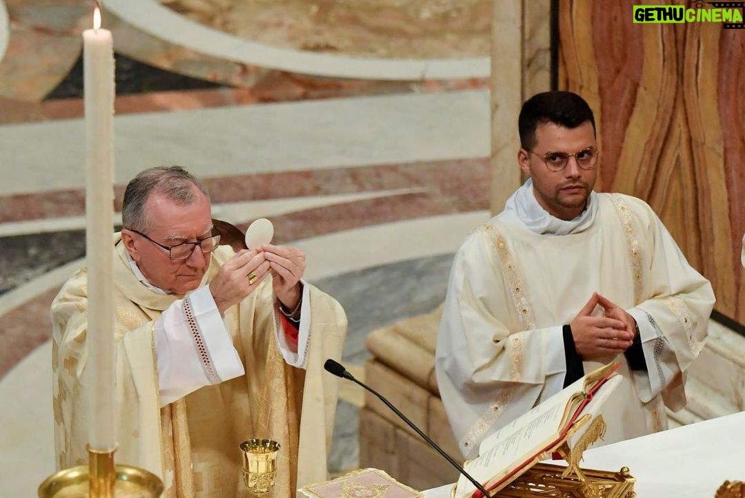 Pope Francis Instagram - EN: We entrust the new year to the #MotherOfGod. May we consecrate our lives to her. In her tenderness, she knows how to reveal its fullness, because she will lead us to Jesus, the fullness of time, of all ages. May this year be filled with the Lord's consolation. PT: Confiemos o novo ano à #MãedeDeus. Consagremos-lhe a nossa vida. Ela, com ternura, saberá revelar a sua plenitude. Porque nos levará a Jesus, plenitude dos tempos, de todos os tempos. Que este ano seja repleto da consolação do Senhor. ES: Encomendemos el nuevo año a la #MadredeDios. Consagrémosle nuestras vidas. Ella, con ternura, sabrá abrirlas a la plenitud. Porque nos conducirá a Jesús, plenitud del tiempo, de todos los tiempos. ¡Que este año esté colmado del consuelo del Señor! IT: Affidiamo il nuovo anno alla #MadrediDio. Consacriamole le nostre vite. Lei, con tenerezza, saprà dischiuderne la pienezza. Perché ci condurrà a Gesù, pienezza del tempo, di ogni tempo. Sia quest’anno pieno della consolazione del Signore. FR: Confions la nouvelle année à la #MèredeDieu. Consacrons-lui nos vies. Elle saura, avec tendresse, en dévoiler la plénitude. Car elle nous conduira à Jésus, plénitude du temps, de tous les temps. Que cette année soit pleine de la consolation du Seigneur. DE: Vertrauen wir das neue Jahr der #MutterGottes an. Weihen wir ihr unsere Leben. Sie wird deren Fülle mit Zärtlichkeit zu öffnen wissen. Denn sie wird uns zu Jesus, der Fülle der Zeit, jeglicher Zeit, führen. Dieses Jahr sei vom Trost des Herrn erfüllt. PL: Polecajmy nowy rok Matce Bożej. Poświęćmy jej nasze życie. Ona z czułością będzie potrafiła ujawnić jego pełnię. Ponieważ doprowadzi nas do Jezusa, pełni czasu, każdego czasu. Niech ten rok będzie pełen Pańskiego pocieszenia. Città Del Vaticano