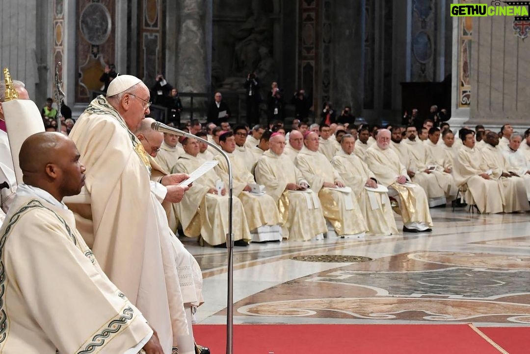 Pope Francis Instagram - EN: We entrust the new year to the #MotherOfGod. May we consecrate our lives to her. In her tenderness, she knows how to reveal its fullness, because she will lead us to Jesus, the fullness of time, of all ages. May this year be filled with the Lord's consolation. PT: Confiemos o novo ano à #MãedeDeus. Consagremos-lhe a nossa vida. Ela, com ternura, saberá revelar a sua plenitude. Porque nos levará a Jesus, plenitude dos tempos, de todos os tempos. Que este ano seja repleto da consolação do Senhor. ES: Encomendemos el nuevo año a la #MadredeDios. Consagrémosle nuestras vidas. Ella, con ternura, sabrá abrirlas a la plenitud. Porque nos conducirá a Jesús, plenitud del tiempo, de todos los tiempos. ¡Que este año esté colmado del consuelo del Señor! IT: Affidiamo il nuovo anno alla #MadrediDio. Consacriamole le nostre vite. Lei, con tenerezza, saprà dischiuderne la pienezza. Perché ci condurrà a Gesù, pienezza del tempo, di ogni tempo. Sia quest’anno pieno della consolazione del Signore. FR: Confions la nouvelle année à la #MèredeDieu. Consacrons-lui nos vies. Elle saura, avec tendresse, en dévoiler la plénitude. Car elle nous conduira à Jésus, plénitude du temps, de tous les temps. Que cette année soit pleine de la consolation du Seigneur. DE: Vertrauen wir das neue Jahr der #MutterGottes an. Weihen wir ihr unsere Leben. Sie wird deren Fülle mit Zärtlichkeit zu öffnen wissen. Denn sie wird uns zu Jesus, der Fülle der Zeit, jeglicher Zeit, führen. Dieses Jahr sei vom Trost des Herrn erfüllt. PL: Polecajmy nowy rok Matce Bożej. Poświęćmy jej nasze życie. Ona z czułością będzie potrafiła ujawnić jego pełnię. Ponieważ doprowadzi nas do Jezusa, pełni czasu, każdego czasu. Niech ten rok będzie pełen Pańskiego pocieszenia. Città Del Vaticano