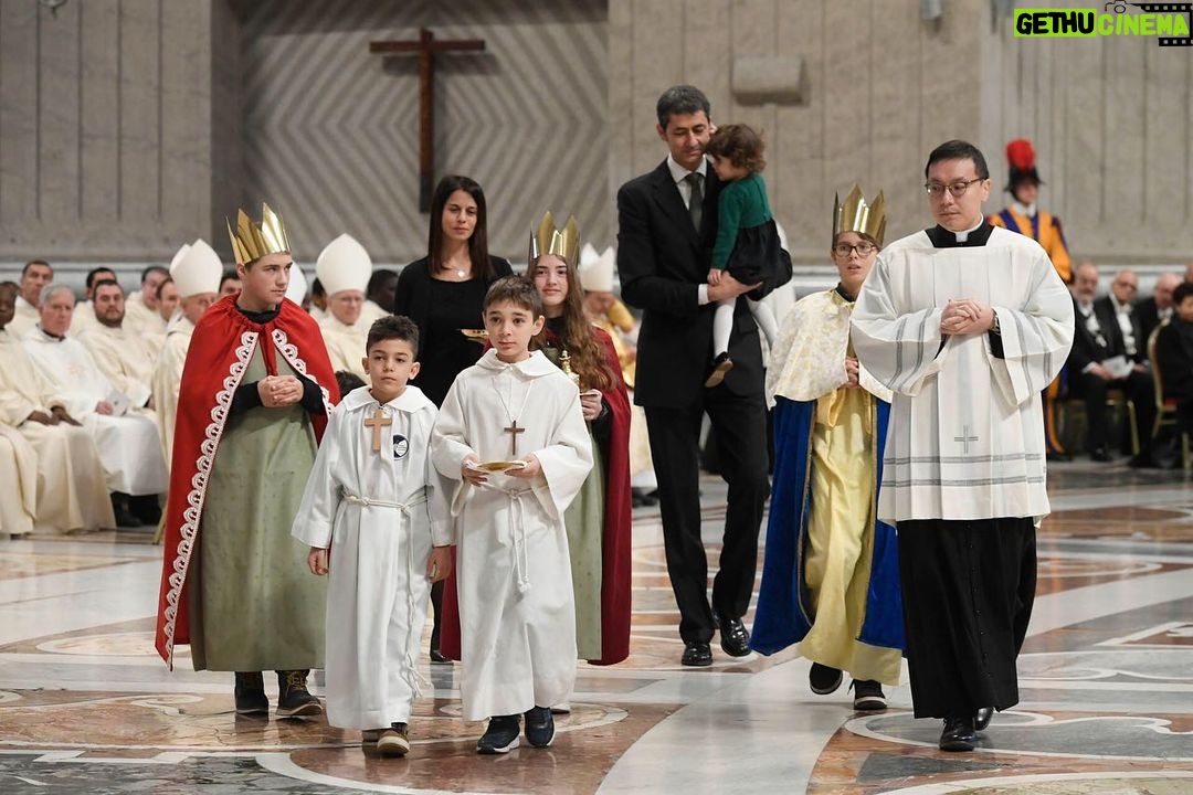 Pope Francis Instagram - EN: We entrust the new year to the #MotherOfGod. May we consecrate our lives to her. In her tenderness, she knows how to reveal its fullness, because she will lead us to Jesus, the fullness of time, of all ages. May this year be filled with the Lord's consolation. PT: Confiemos o novo ano à #MãedeDeus. Consagremos-lhe a nossa vida. Ela, com ternura, saberá revelar a sua plenitude. Porque nos levará a Jesus, plenitude dos tempos, de todos os tempos. Que este ano seja repleto da consolação do Senhor. ES: Encomendemos el nuevo año a la #MadredeDios. Consagrémosle nuestras vidas. Ella, con ternura, sabrá abrirlas a la plenitud. Porque nos conducirá a Jesús, plenitud del tiempo, de todos los tiempos. ¡Que este año esté colmado del consuelo del Señor! IT: Affidiamo il nuovo anno alla #MadrediDio. Consacriamole le nostre vite. Lei, con tenerezza, saprà dischiuderne la pienezza. Perché ci condurrà a Gesù, pienezza del tempo, di ogni tempo. Sia quest’anno pieno della consolazione del Signore. FR: Confions la nouvelle année à la #MèredeDieu. Consacrons-lui nos vies. Elle saura, avec tendresse, en dévoiler la plénitude. Car elle nous conduira à Jésus, plénitude du temps, de tous les temps. Que cette année soit pleine de la consolation du Seigneur. DE: Vertrauen wir das neue Jahr der #MutterGottes an. Weihen wir ihr unsere Leben. Sie wird deren Fülle mit Zärtlichkeit zu öffnen wissen. Denn sie wird uns zu Jesus, der Fülle der Zeit, jeglicher Zeit, führen. Dieses Jahr sei vom Trost des Herrn erfüllt. PL: Polecajmy nowy rok Matce Bożej. Poświęćmy jej nasze życie. Ona z czułością będzie potrafiła ujawnić jego pełnię. Ponieważ doprowadzi nas do Jezusa, pełni czasu, każdego czasu. Niech ten rok będzie pełen Pańskiego pocieszenia. Città Del Vaticano