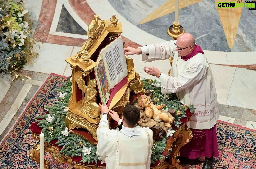 Pope Francis Instagram - EN: We entrust the new year to the #MotherOfGod. May we consecrate our lives to her. In her tenderness, she knows how to reveal its fullness, because she will lead us to Jesus, the fullness of time, of all ages. May this year be filled with the Lord's consolation. PT: Confiemos o novo ano à #MãedeDeus. Consagremos-lhe a nossa vida. Ela, com ternura, saberá revelar a sua plenitude. Porque nos levará a Jesus, plenitude dos tempos, de todos os tempos. Que este ano seja repleto da consolação do Senhor. ES: Encomendemos el nuevo año a la #MadredeDios. Consagrémosle nuestras vidas. Ella, con ternura, sabrá abrirlas a la plenitud. Porque nos conducirá a Jesús, plenitud del tiempo, de todos los tiempos. ¡Que este año esté colmado del consuelo del Señor! IT: Affidiamo il nuovo anno alla #MadrediDio. Consacriamole le nostre vite. Lei, con tenerezza, saprà dischiuderne la pienezza. Perché ci condurrà a Gesù, pienezza del tempo, di ogni tempo. Sia quest’anno pieno della consolazione del Signore. FR: Confions la nouvelle année à la #MèredeDieu. Consacrons-lui nos vies. Elle saura, avec tendresse, en dévoiler la plénitude. Car elle nous conduira à Jésus, plénitude du temps, de tous les temps. Que cette année soit pleine de la consolation du Seigneur. DE: Vertrauen wir das neue Jahr der #MutterGottes an. Weihen wir ihr unsere Leben. Sie wird deren Fülle mit Zärtlichkeit zu öffnen wissen. Denn sie wird uns zu Jesus, der Fülle der Zeit, jeglicher Zeit, führen. Dieses Jahr sei vom Trost des Herrn erfüllt. PL: Polecajmy nowy rok Matce Bożej. Poświęćmy jej nasze życie. Ona z czułością będzie potrafiła ujawnić jego pełnię. Ponieważ doprowadzi nas do Jezusa, pełni czasu, każdego czasu. Niech ten rok będzie pełen Pańskiego pocieszenia. Città Del Vaticano