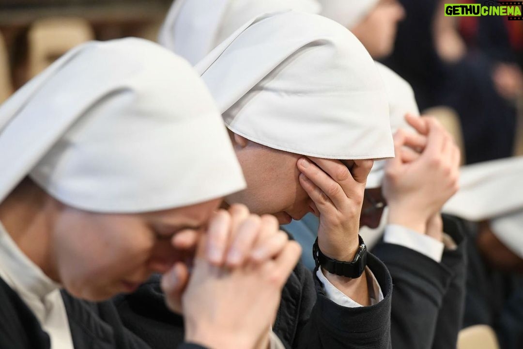 Pope Francis Instagram - EN: We entrust the new year to the #MotherOfGod. May we consecrate our lives to her. In her tenderness, she knows how to reveal its fullness, because she will lead us to Jesus, the fullness of time, of all ages. May this year be filled with the Lord's consolation. PT: Confiemos o novo ano à #MãedeDeus. Consagremos-lhe a nossa vida. Ela, com ternura, saberá revelar a sua plenitude. Porque nos levará a Jesus, plenitude dos tempos, de todos os tempos. Que este ano seja repleto da consolação do Senhor. ES: Encomendemos el nuevo año a la #MadredeDios. Consagrémosle nuestras vidas. Ella, con ternura, sabrá abrirlas a la plenitud. Porque nos conducirá a Jesús, plenitud del tiempo, de todos los tiempos. ¡Que este año esté colmado del consuelo del Señor! IT: Affidiamo il nuovo anno alla #MadrediDio. Consacriamole le nostre vite. Lei, con tenerezza, saprà dischiuderne la pienezza. Perché ci condurrà a Gesù, pienezza del tempo, di ogni tempo. Sia quest’anno pieno della consolazione del Signore. FR: Confions la nouvelle année à la #MèredeDieu. Consacrons-lui nos vies. Elle saura, avec tendresse, en dévoiler la plénitude. Car elle nous conduira à Jésus, plénitude du temps, de tous les temps. Que cette année soit pleine de la consolation du Seigneur. DE: Vertrauen wir das neue Jahr der #MutterGottes an. Weihen wir ihr unsere Leben. Sie wird deren Fülle mit Zärtlichkeit zu öffnen wissen. Denn sie wird uns zu Jesus, der Fülle der Zeit, jeglicher Zeit, führen. Dieses Jahr sei vom Trost des Herrn erfüllt. PL: Polecajmy nowy rok Matce Bożej. Poświęćmy jej nasze życie. Ona z czułością będzie potrafiła ujawnić jego pełnię. Ponieważ doprowadzi nas do Jezusa, pełni czasu, każdego czasu. Niech ten rok będzie pełen Pańskiego pocieszenia. Città Del Vaticano