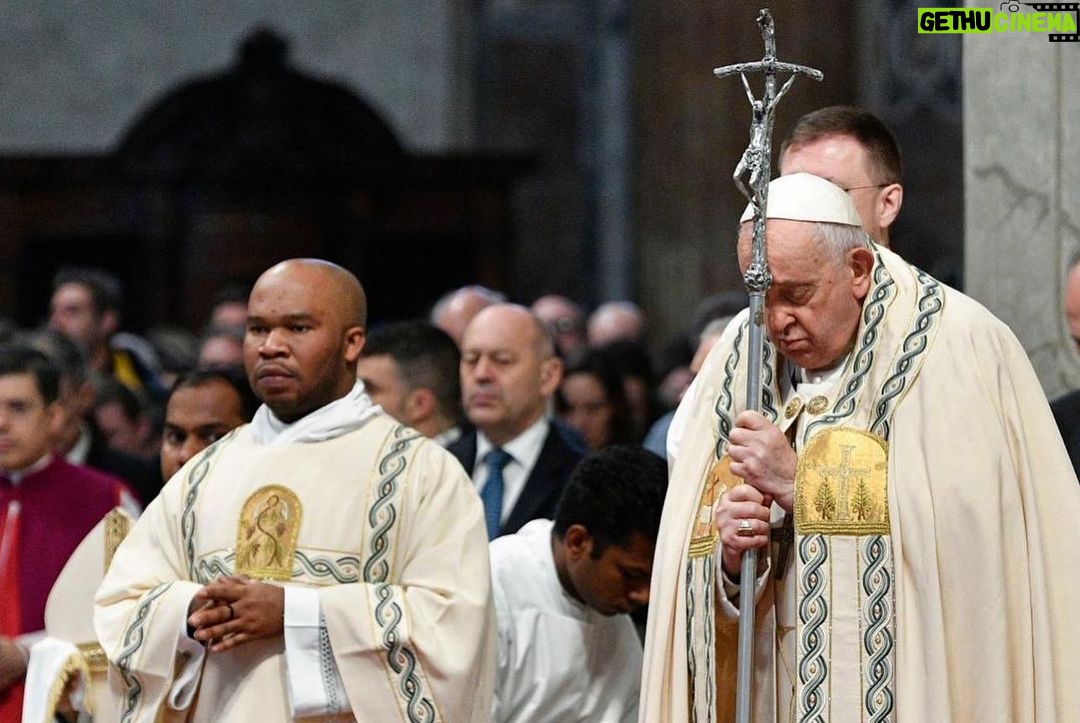Pope Francis Instagram - EN: We entrust the new year to the #MotherOfGod. May we consecrate our lives to her. In her tenderness, she knows how to reveal its fullness, because she will lead us to Jesus, the fullness of time, of all ages. May this year be filled with the Lord's consolation. PT: Confiemos o novo ano à #MãedeDeus. Consagremos-lhe a nossa vida. Ela, com ternura, saberá revelar a sua plenitude. Porque nos levará a Jesus, plenitude dos tempos, de todos os tempos. Que este ano seja repleto da consolação do Senhor. ES: Encomendemos el nuevo año a la #MadredeDios. Consagrémosle nuestras vidas. Ella, con ternura, sabrá abrirlas a la plenitud. Porque nos conducirá a Jesús, plenitud del tiempo, de todos los tiempos. ¡Que este año esté colmado del consuelo del Señor! IT: Affidiamo il nuovo anno alla #MadrediDio. Consacriamole le nostre vite. Lei, con tenerezza, saprà dischiuderne la pienezza. Perché ci condurrà a Gesù, pienezza del tempo, di ogni tempo. Sia quest’anno pieno della consolazione del Signore. FR: Confions la nouvelle année à la #MèredeDieu. Consacrons-lui nos vies. Elle saura, avec tendresse, en dévoiler la plénitude. Car elle nous conduira à Jésus, plénitude du temps, de tous les temps. Que cette année soit pleine de la consolation du Seigneur. DE: Vertrauen wir das neue Jahr der #MutterGottes an. Weihen wir ihr unsere Leben. Sie wird deren Fülle mit Zärtlichkeit zu öffnen wissen. Denn sie wird uns zu Jesus, der Fülle der Zeit, jeglicher Zeit, führen. Dieses Jahr sei vom Trost des Herrn erfüllt. PL: Polecajmy nowy rok Matce Bożej. Poświęćmy jej nasze życie. Ona z czułością będzie potrafiła ujawnić jego pełnię. Ponieważ doprowadzi nas do Jezusa, pełni czasu, każdego czasu. Niech ten rok będzie pełen Pańskiego pocieszenia. Città Del Vaticano