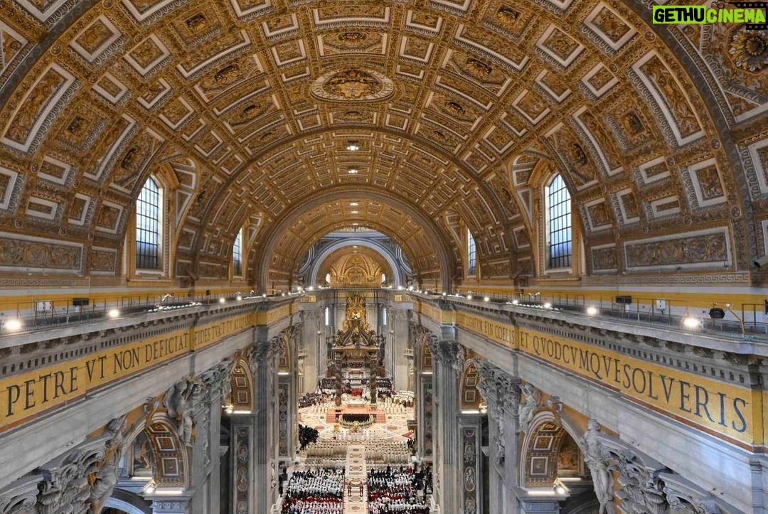 Pope Francis Instagram - EN: We entrust the new year to the #MotherOfGod. May we consecrate our lives to her. In her tenderness, she knows how to reveal its fullness, because she will lead us to Jesus, the fullness of time, of all ages. May this year be filled with the Lord's consolation. PT: Confiemos o novo ano à #MãedeDeus. Consagremos-lhe a nossa vida. Ela, com ternura, saberá revelar a sua plenitude. Porque nos levará a Jesus, plenitude dos tempos, de todos os tempos. Que este ano seja repleto da consolação do Senhor. ES: Encomendemos el nuevo año a la #MadredeDios. Consagrémosle nuestras vidas. Ella, con ternura, sabrá abrirlas a la plenitud. Porque nos conducirá a Jesús, plenitud del tiempo, de todos los tiempos. ¡Que este año esté colmado del consuelo del Señor! IT: Affidiamo il nuovo anno alla #MadrediDio. Consacriamole le nostre vite. Lei, con tenerezza, saprà dischiuderne la pienezza. Perché ci condurrà a Gesù, pienezza del tempo, di ogni tempo. Sia quest’anno pieno della consolazione del Signore. FR: Confions la nouvelle année à la #MèredeDieu. Consacrons-lui nos vies. Elle saura, avec tendresse, en dévoiler la plénitude. Car elle nous conduira à Jésus, plénitude du temps, de tous les temps. Que cette année soit pleine de la consolation du Seigneur. DE: Vertrauen wir das neue Jahr der #MutterGottes an. Weihen wir ihr unsere Leben. Sie wird deren Fülle mit Zärtlichkeit zu öffnen wissen. Denn sie wird uns zu Jesus, der Fülle der Zeit, jeglicher Zeit, führen. Dieses Jahr sei vom Trost des Herrn erfüllt. PL: Polecajmy nowy rok Matce Bożej. Poświęćmy jej nasze życie. Ona z czułością będzie potrafiła ujawnić jego pełnię. Ponieważ doprowadzi nas do Jezusa, pełni czasu, każdego czasu. Niech ten rok będzie pełen Pańskiego pocieszenia. Città Del Vaticano
