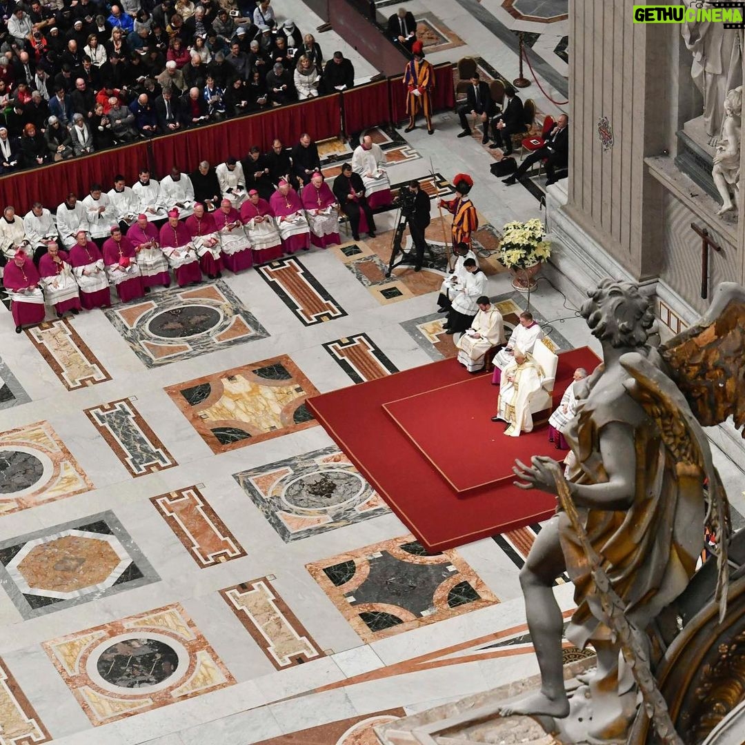 Pope Francis Instagram - EN: May we learn to live every day, every moment, every action with our inner gaze turned to Jesus, in all our joys and sorrows, satisfactions and problems. Let us live everything in the presence and with the grace of Jesus, the Lord, in gratitude and hope. #TeDeum PT: Aprendamos a viver cada dia, cada momento, cada ocupação com o olhar interior voltado para Jesus. Alegrias e dores, satisfações e problemas. Tudo na presença e com a graça de Jesus, o Senhor. Tudo com gratidão e esperança. #TeDeum ES: Aprendamos a vivir cada día, cada momento, cada ocupación con la mirada interior dirigida hacia Jesús. Alegrías y dolores, satisfacciones y problemas. Todo en la presencia y con la gracia de Jesús, el Señor. Todo con gratitud y esperanza. #TeDeum IT: Impariamo a vivere ogni giorno, ogni momento, ogni occupazione con lo sguardo interiore rivolto a Gesù. Gioie e dolori, soddisfazioni e problemi. Tutto alla presenza e con la grazia di Gesù, il Signore. Tutto con gratitudine e speranza. #TeDeum FR: Apprenons à vivre chaque jour, chaque moment, chaque occupation avec notre regard intérieur tourné vers Jésus. Joies et peines, satisfactions et problèmes. Tout cela en présence et avec la grâce de Jésus, le Seigneur. Le tout avec gratitude et espérance. #TeDeum DE: Lernen wir, jeden Tag, jede Stunde, jede Beschäftigung mit unserem inneren Blick auf Jesus geheftet zu leben. Freud und Leid, Zufriedenheit und Probleme. Alles in der Gegenwart und mit der Gnade Jesu, des Herrn. Alles mit Dankbarkeit und Hoffnung. #TeDeum PL: Uczmy się przeżywać każdy dzień, każdą chwilę, każde zajęcie z wewnętrznym spojrzeniem zwróconym na Jezusa. Radości i smutki, satysfakcje i problemy. Wszystko w obecności i z łaską Jezusa. Wszystko z wdzięcznością i nadzieją. #TeDeum Città Del Vaticano
