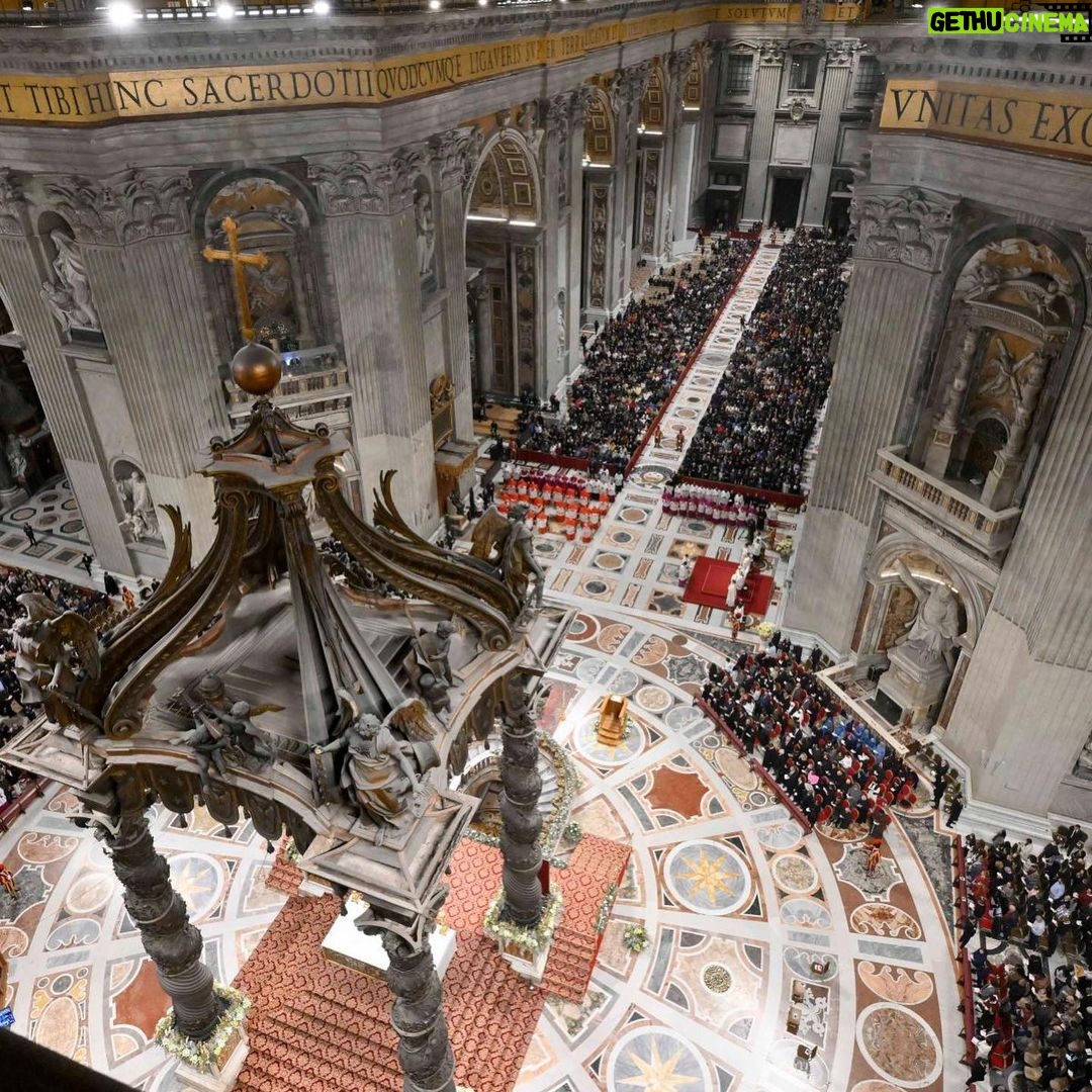 Pope Francis Instagram - EN: May we learn to live every day, every moment, every action with our inner gaze turned to Jesus, in all our joys and sorrows, satisfactions and problems. Let us live everything in the presence and with the grace of Jesus, the Lord, in gratitude and hope. #TeDeum PT: Aprendamos a viver cada dia, cada momento, cada ocupação com o olhar interior voltado para Jesus. Alegrias e dores, satisfações e problemas. Tudo na presença e com a graça de Jesus, o Senhor. Tudo com gratidão e esperança. #TeDeum ES: Aprendamos a vivir cada día, cada momento, cada ocupación con la mirada interior dirigida hacia Jesús. Alegrías y dolores, satisfacciones y problemas. Todo en la presencia y con la gracia de Jesús, el Señor. Todo con gratitud y esperanza. #TeDeum IT: Impariamo a vivere ogni giorno, ogni momento, ogni occupazione con lo sguardo interiore rivolto a Gesù. Gioie e dolori, soddisfazioni e problemi. Tutto alla presenza e con la grazia di Gesù, il Signore. Tutto con gratitudine e speranza. #TeDeum FR: Apprenons à vivre chaque jour, chaque moment, chaque occupation avec notre regard intérieur tourné vers Jésus. Joies et peines, satisfactions et problèmes. Tout cela en présence et avec la grâce de Jésus, le Seigneur. Le tout avec gratitude et espérance. #TeDeum DE: Lernen wir, jeden Tag, jede Stunde, jede Beschäftigung mit unserem inneren Blick auf Jesus geheftet zu leben. Freud und Leid, Zufriedenheit und Probleme. Alles in der Gegenwart und mit der Gnade Jesu, des Herrn. Alles mit Dankbarkeit und Hoffnung. #TeDeum PL: Uczmy się przeżywać każdy dzień, każdą chwilę, każde zajęcie z wewnętrznym spojrzeniem zwróconym na Jezusa. Radości i smutki, satysfakcje i problemy. Wszystko w obecności i z łaską Jezusa. Wszystko z wdzięcznością i nadzieją. #TeDeum Città Del Vaticano