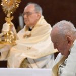 Pope Francis Instagram - ES: Entiendan bien esto: sólo Dios es capaz de conocer y sanar el corazón, sólo Él puede librarlo del mal. Para que esto suceda, debemos llevarle nuestro corazón abierto y contrito; debemos imitar al leproso del Evangelio, que le ruega así: “¡Si quieres, puedes limpiarme!”. (Mc 1,40). ¡Esto es hermoso! “Si quieres, puedes cambiarme por dentro, puedes purificarme”. Esta es una hermosa oración, y podemos repetirla juntos, aquí, todos nosotros. Juntos: “Señor, si quieres, puedes purificarme”. Una vez más: [todos] “Señor, si quieres, puedes purificarme”. Y ahora, en silencio, que cada uno se lo pida al Señor, mirando sus pecados. Miren los pecados, miren las cosas malas que tienen dentro y que han hecho; y, en silencio, digan al Señor: ‘Señor, si quieres, puedes purificarme’. Y Él puede. Algunos piensan: “Pero este pecado es demasiado malo, el Señor no podrá...”. El Señor perdona todo, el Señor no se cansa de perdonar. ¿Se acuerdan? Repítanlo: “El Señor no se cansa de perdonar”. Todos juntos: [todos] “El Señor no se cansa de perdonar”. PT: Coloquem bem isso na cabeça: só Deus é capaz de conhecer e curar o coração, só Ele pode libertá-lo do mal. Para que isso aconteça, é preciso levar-Lhe o nosso coração aberto e contrito; imitar o leproso do Evangelho, que reza assim: “Se Tu queres, podes transformar-me dentro, podes purificar-me.” É uma bela oração esta e nós podemos repeti-la juntos, aqui todos. Juntos: “Senhor, Se Tu queres, podes purificar-me”. Outra vez: “Senhor, Se Tu queres, podes purificar-me”. E agora, em silêncio, cada um a repita ao Senhor, olhando para os próprios pecados. Olhem para os pecados, olhem para as coisas ruins que têm dentro e que fizeram. Em silêncio, digam ao Senhor: “Senhor, Se Tu queres, podes purificar-me”. E Ele pode. Alguém pode pensar: “Mas este pecado é demasiado grave, o Senhor não poderá...”. O Senhor perdoa tudo, o Senhor não se cansa de perdoar. Lembram-se disso? Repitam: “O Senhor não se cansa de perdoar”. Todos juntos: “O Senhor não se cansa de perdoar”. Parrocchia San Pio V - Roma