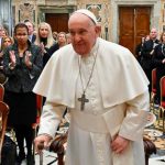 Pope Francis Instagram - PT: Este é o segredo da educação: que pense no que sente e no que faz, que sinta o que pensa e o que faz, e que faça o que sente e o que pensa. Esse é o núcleo, não se esqueça. E sobre esse assunto de conduzir à maturidade, gostaria de refletir com vocês por um momento sobre três linguagens: a da cabeça, a do coração e a das mãos. Juntas, elas formam um horizonte dentro do qual as comunidades acadêmicas católicas podem se esforçar para formar personalidades sólidas e bem integradas, cuja visão da vida é animada pelos ensinamentos de Cristo. ES: Este es el secreto de la educación: que se piense lo que se siente y se hace; que se sienta lo que se piensa y se hace; que se haga lo que se siente y se piensa. Este es el centro, no lo olviden… Estos tres lenguajes -de la cabeza, del corazón y de las manos-, juntos, forman un horizonte dentro del cual las comunidades académicas católicas pueden trabajar para formar personalidades sólidas y bien integradas cuya visión de la vida esté animada por las enseñanzas de Cristo. FR: C’est le secret de l’éducation : on pense ce que l’on sent et fait ; on sent ce que l’on pense et fait ; on fait ce que l’on sent et pense. C’est l’essentiel, ne l’oubliez pas... Ces trois langages - de la tête, du cœur et des mains - forment ensemble un horizon à l’intérieur duquel les communautés académiques catholiques, peuvent s’efforcer de former des personnalités solides et bien intégrées, dont la vision de la vie est animée par les enseignements du Christ». IT: Questo è il segreto dell’educazione: che si pensi quello che si sente e si fa, che si senta quello che si pensa e si fa, che si faccia quello che si sente e si pensa. Questo è il nocciolo, non dimenticare… Questi tre linguaggi, assieme, formano un orizzonte entro cui le comunità accademiche cattoliche possono adoperarsi a formare personalità solide e ben integrate, la cui visione della vita sia animata dagli insegnamenti di Cristo.