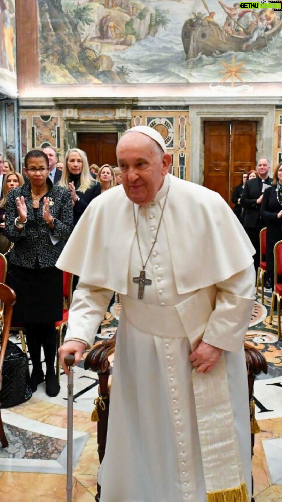 Pope Francis Instagram - PT: Este é o segredo da educação: que pense no que sente e no que faz, que sinta o que pensa e o que faz, e que faça o que sente e o que pensa. Esse é o núcleo, não se esqueça. E sobre esse assunto de conduzir à maturidade, gostaria de refletir com vocês por um momento sobre três linguagens: a da cabeça, a do coração e a das mãos. Juntas, elas formam um horizonte dentro do qual as comunidades acadêmicas católicas podem se esforçar para formar personalidades sólidas e bem integradas, cuja visão da vida é animada pelos ensinamentos de Cristo. ES: Este es el secreto de la educación: que se piense lo que se siente y se hace; que se sienta lo que se piensa y se hace; que se haga lo que se siente y se piensa. Este es el centro, no lo olviden… Estos tres lenguajes -de la cabeza, del corazón y de las manos-, juntos, forman un horizonte dentro del cual las comunidades académicas católicas pueden trabajar para formar personalidades sólidas y bien integradas cuya visión de la vida esté animada por las enseñanzas de Cristo. FR: C’est le secret de l’éducation : on pense ce que l’on sent et fait ; on sent ce que l’on pense et fait ; on fait ce que l’on sent et pense. C’est l’essentiel, ne l’oubliez pas... Ces trois langages - de la tête, du cœur et des mains - forment ensemble un horizon à l’intérieur duquel les communautés académiques catholiques, peuvent s’efforcer de former des personnalités solides et bien intégrées, dont la vision de la vie est animée par les enseignements du Christ». IT: Questo è il segreto dell’educazione: che si pensi quello che si sente e si fa, che si senta quello che si pensa e si fa, che si faccia quello che si sente e si pensa. Questo è il nocciolo, non dimenticare… Questi tre linguaggi, assieme, formano un orizzonte entro cui le comunità accademiche cattoliche possono adoperarsi a formare personalità solide e ben integrate, la cui visione della vita sia animata dagli insegnamenti di Cristo.