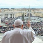 Pope Francis Instagram - PT: Queridos irmãos e irmãs, feliz Natal! O olhar e o coração dos cristãos de todo o mundo estão voltados para Belém; lá, onde nestes dias reinam a dor e o silêncio, ressoou o anúncio esperado há séculos: «Nasceu-vos um Salvador, que é o Messias Senhor». Trata-se das palavras do anjo no céu de Belém, que são dirigidas também a nós. Enche-nos de confiança e esperança saber que o Senhor nasceu para nós; que a Palavra eterna do Pai, o Deus infinito, fixou a sua morada entre nós. Fez-Se carne, veio «habitar connosco:» esta é a notícia que muda o curso da história! ES: Queridos hermanos y hermanas: ¡Feliz Navidad! La mirada y el corazón de los cristianos de todo el mundo se dirigen hacia Belén. Allí, donde en estos días reinan dolor y silencio, resonó el anuncio esperado durante siglos: «Les ha nacido un Salvador, que es el Mesías, el Señor». Estas fueron las palabras del ángel en el cielo de Belén y hoy se dirigen también a nosotros. Nos llena de confianza y esperanza saber que el Señor nació por nosotros; que la Palabra eterna del Padre, el Dios infinito, puso su morada entre nosotros; que se hizo carne, vino «y habitó entre nosotros». FR: Chers frères et sœurs, joyeux Noël! Le regard et le cœur des chrétiens du monde entier sont tournés vers Bethléem; là où règnent aujourd’hui la douleur et le silence, a retenti l’annonce attendue depuis des siècles: «vous est né un Sauveur qui est le Christ, le Seigneur». Ce sont les paroles de l’ange dans le ciel de Bethléem et elles nous sont également adressées. Elles nous remplissent de confiance et d’espérance de savoir que le Seigneur est né pour nous ; que la Parole éternelle du Père, le Dieu infini, a fixé sa demeure parmi nous. Il s’est fait chair, il est venu «habiter parmi nous»: voilà la nouvelle qui change le cours de l’histoire!