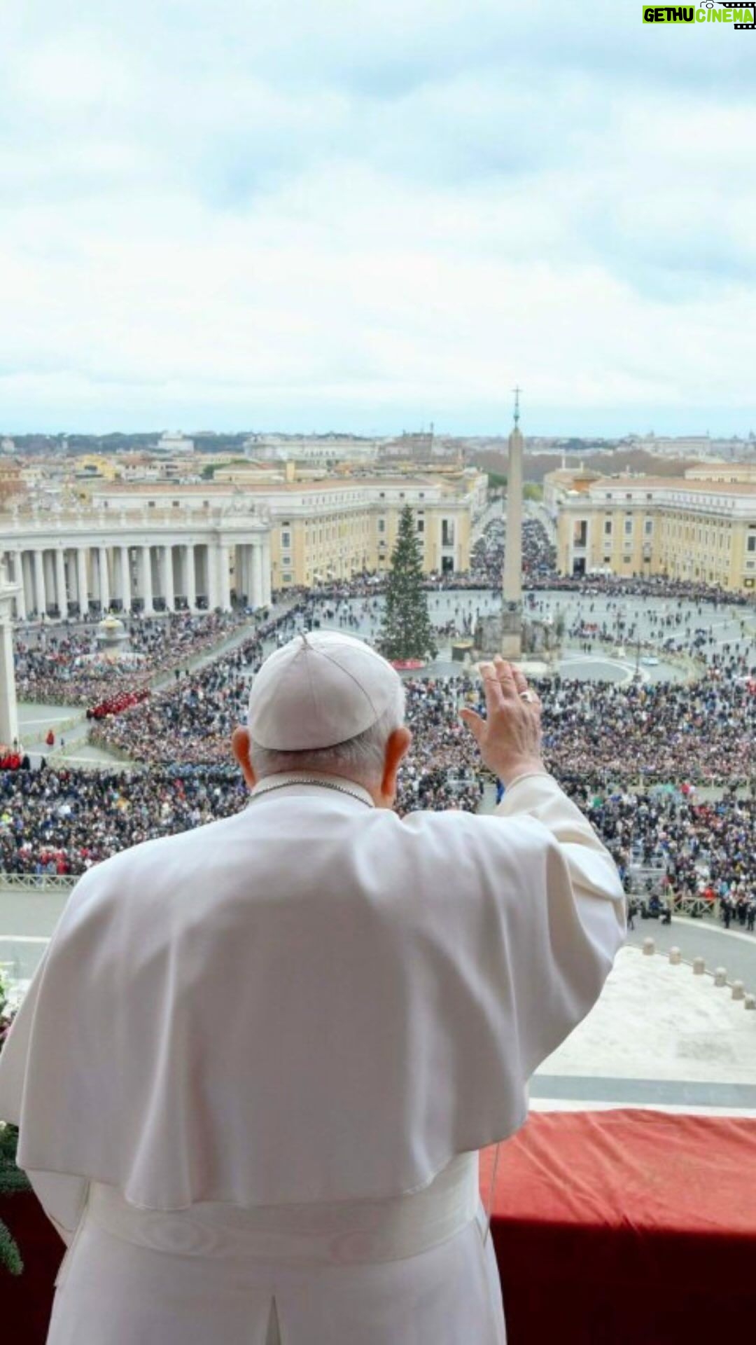 Pope Francis Instagram - PT: Queridos irmãos e irmãs, feliz Natal! O olhar e o coração dos cristãos de todo o mundo estão voltados para Belém; lá, onde nestes dias reinam a dor e o silêncio, ressoou o anúncio esperado há séculos: «Nasceu-vos um Salvador, que é o Messias Senhor». Trata-se das palavras do anjo no céu de Belém, que são dirigidas também a nós. Enche-nos de confiança e esperança saber que o Senhor nasceu para nós; que a Palavra eterna do Pai, o Deus infinito, fixou a sua morada entre nós. Fez-Se carne, veio «habitar connosco:» esta é a notícia que muda o curso da história! ES: Queridos hermanos y hermanas: ¡Feliz Navidad! La mirada y el corazón de los cristianos de todo el mundo se dirigen hacia Belén. Allí, donde en estos días reinan dolor y silencio, resonó el anuncio esperado durante siglos: «Les ha nacido un Salvador, que es el Mesías, el Señor». Estas fueron las palabras del ángel en el cielo de Belén y hoy se dirigen también a nosotros. Nos llena de confianza y esperanza saber que el Señor nació por nosotros; que la Palabra eterna del Padre, el Dios infinito, puso su morada entre nosotros; que se hizo carne, vino «y habitó entre nosotros». FR: Chers frères et sœurs, joyeux Noël! Le regard et le cœur des chrétiens du monde entier sont tournés vers Bethléem; là où règnent aujourd’hui la douleur et le silence, a retenti l’annonce attendue depuis des siècles: «vous est né un Sauveur qui est le Christ, le Seigneur». Ce sont les paroles de l’ange dans le ciel de Bethléem et elles nous sont également adressées. Elles nous remplissent de confiance et d’espérance de savoir que le Seigneur est né pour nous ; que la Parole éternelle du Père, le Dieu infini, a fixé sa demeure parmi nous. Il s’est fait chair, il est venu «habiter parmi nous»: voilà la nouvelle qui change le cours de l’histoire!