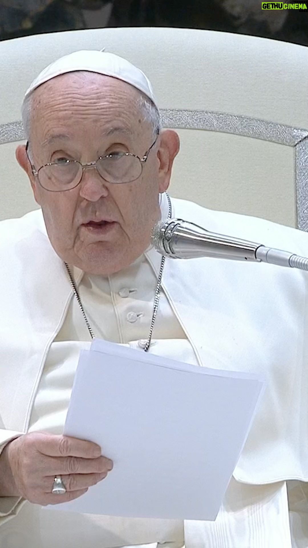 Pope Francis - 93.1K Likes - EN: The consumerism of Christmas. It’s true, that you want to give presents, that’s fine, that’s one way, but that frenzy to go shopping that draws attention elsewhere and there is not that sobriety of Christmas. Let us look at the crib: that awe before the crib. Sometimes there is no inner space for astonishment, but only to organise the parties, to have the parties. The Nativity scene was created to bring us back to what matters: to God Who comes to dwell among us.
ES: El consumismo de la Navidad. Es cierto, uno quiere hacer regalos, y eso está bien. Pero ese frenesí de hacer compras atrae la atención hacia otro lado, y ya no hay esa sobriedad de la Navidad. Miremos el pesebre, asombrémonos ante el pesebre. A veces no queda espacio interior para el asombro, sino solo para organizar las fiestas. El belén nace para que recuperemos lo importante: Dios que viene a habitar en medio de nosotros.
IT: Il consumismo del Natale. È vero, si vuole fare dei regali, questo va bene; ma quella frenesia di andare a fare le spese, questo attira l’attenzione da un’altra parte e non c’è quella sobrietà del Natale. Guardiamo il presepio: quello stupore davanti al presepio. A volte non c’è spazio interiore per lo stupore, ma soltanto per organizzare le feste, per fare le feste. E il presepe nasce per riportarci a ciò che conta: a Dio che viene ad abitare in mezzo a noi.
PT: O consumismo do Natal. É verdade, é bom desejar oferecer presentes, é um modo, mas esse frenesim de ir fazer compras chama a atenção para outro lado e não há aquela sobriedade do Natal. Olhemos para o presépio.
FR: Le consumérisme de Noël. Certes, on veut faire des cadeaux, c’est bien ; mais cette frénésie d’aller faire les courses, cela attire l’attention ailleurs et il n’y a pas cette sobriété de Noël. Regardons la crèche : cet émerveillement devant la crèche. Parfois, il n’y a pas d’espace intérieur pour l’étonnement, mais seulement pour organiser des fêtes, faire des festins. Et la crèche est faite pour nous ramener à l’essentiel : à Dieu qui vient habiter parmi nous.
