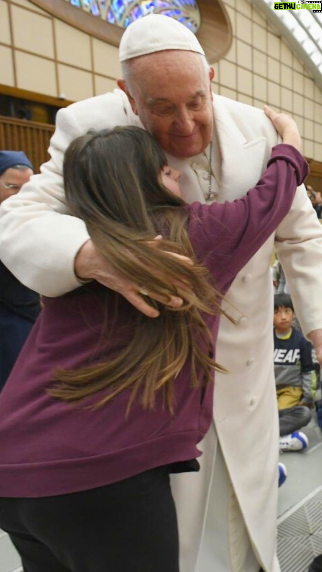 Pope Francis Instagram - EN: We need to prepare ourselves for a great feast which will be next week: Christmas. It is the feast in which we think and recall when Jesus came among us. He came to be with us. Let us think and prepare our hearts for Christmas to receive Jesus. PT: Devemos preparar-nos para uma grande festa, que será na próxima semana, o Natal: a festa na qual pensamos e recordamos quando Jesus veio, veio para estar conosco. Pensemos, preparemos o coração para o Natal, para receber Jesus. ES: Tenemos que prepararnos para una gran fiesta, que será la semana entrante, la Navidad: la fiesta en la que nosotros pensamos y recordamos cuando Jesús vino, vino para estar con nosotros. Pensemos, preparemos nuestros corazones para la Navidad, para recibir a Jesús. IT: Noi dobbiamo prepararci per una grande festa, che sarà la prossima settimana, il Natale: la festa nella quale noi pensiamo e ricordiamo quando Gesù è venuto, è venuto per stare con noi. Pensiamo, prepariamo il cuore al Natale, per ricevere Gesù. Città del Vaticano