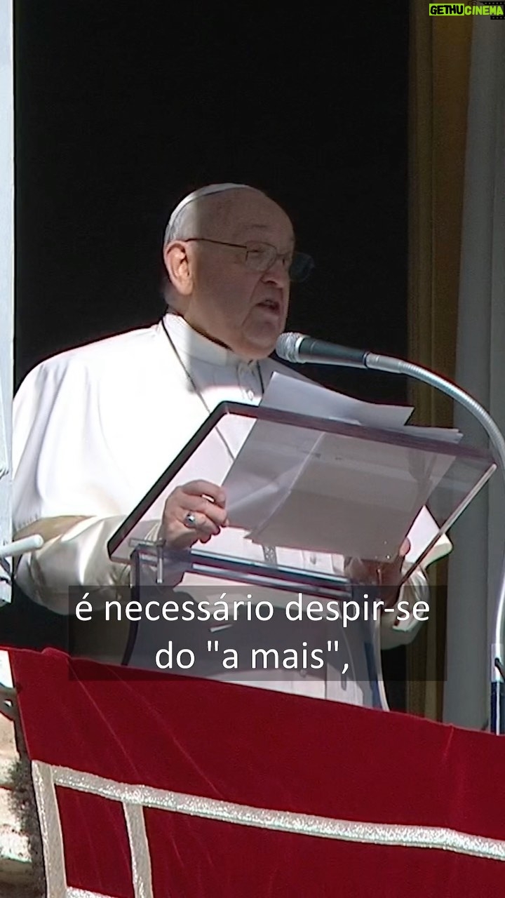 Pope Francis Instagram - PT: Rumo ao Natal, valorizar o silêncio e a sobriedade, inclusive nas redes sociais. EN: To proceed on the journey of life, we need to be stripped of the “more”, because to live well does not mean being filled with useless things, but being freed from the superfluous, to dig deeply within ourselves so as to hold on to what is truly important before God. Only if, through silence and prayer, we make space for Jesus, who is the Word of the Father, will we know how to be freed from the pollution of vain words and chatter. Silence and sobriety – from words, from the use of things, from the media and social media – these are not just fioretti or virtues, they are essential elements in the Christian life. ES: Para proceder en el camino de la vida es necesario despojarse del “de más”, porque vivir bien no quiere decir llenarse de cosas inútiles, sino liberarse de lo superfluo, para excavar en profundidad dentro de uno mismo, para captar lo que es verdaderamente importante ante Dios. Solo si, a través del silencio y la oración hacemos espacio a Jesús, que es la Palabra del Padre, sabremos liberarnos de la contaminación de las palabras vanas y de la palabrería. El silencio y la sobriedad – en las palabras, en el uso de las cosas, de los medios y de las redes – no son solo “adornos” o virtudes, son elementos esenciales de la vida cristiana.