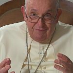Pope Francis Instagram - PT: O mundo, hoje, precisa de alianças PT: O mundo, hoje, precisa de alianças que não sejam contra alguém, mas a favor de todos. Urge que as religiões, sem cair na armadilha do sincretismo, deem o bom exemplo de trabalharem juntas, não para os próprios interesses nem para os interesses duma parte, mas para os interesses do nosso mundo. Entre estes, os mais importantes hoje são a paz e o clima. Demos o exemplo como representantes religiosos, para manifestar que é possível uma mudança, para testemunhar estilos de vida respeitosos e sustentáveis, e peçamos alto e bom som aos responsáveis das nações que seja preservada a casa comum. No-lo pedem, em particular, os pequenos e os pobres, cujas orações chegam ao trono do Altíssimo. Em prol do futuro deles e de todos, salvaguardemos a criação e protejamos a casa comum; vivamos em paz e promovamos a paz! Obrigado. ES: Hoy el mundo tiene necesidad de alianzas que no sean contra alguien, sino a favor de todos. Y es urgente que las religiones, sin caer en la trampa del sincretismo, den el buen ejemplo trabajando juntas; no por los propios intereses o los de una parte, sino por los intereses de nuestro mundo. Entre estos, los más importante ahora son la paz y el clima. Demos ejemplo, como representantes religiosos, para mostrar que un cambio es posible, para manifestar estilos de vida respetuosos y sostenibles, y pidamos encarecidamente a los responsables de las naciones que la casa común sea preservada. Nos lo piden, en particular, los pequeños y los pobres, cuyas oraciones llegan hasta el trono del Altísimo. Por el futuro de ellos y el futuro de todos, custodiemos la creación y protejamos la casa común; vivamos en paz y promovamos la paz. Gracias.