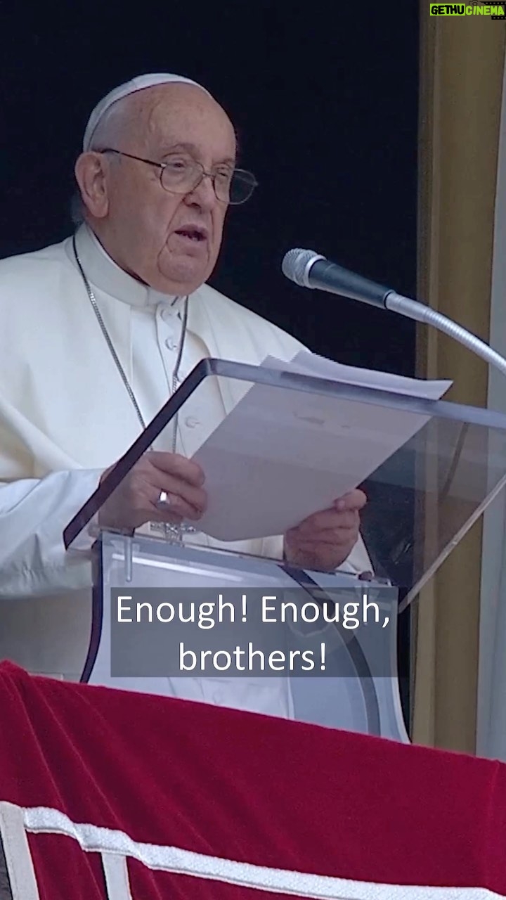 Pope Francis Instagram - PT: Estou próximo de todos aqueles que sofrem, palestinianos e israelitas. Abraço-os neste momento sombrio. E rezo muito por eles. Que cessem as armas, que nunca trarão a paz, e que o conflito não se alargue! Basta! Basta, irmãos, basta! Em Gaza, que os feridos sejam imediatamente socorridos, que os civis sejam protegidos, que cheguem mais ajudas humanitárias àquela população exausta. Libertem os reféns, entre os quais se encontram muitos idosos e crianças. Cada ser humano, seja ele cristão, judeu, muçulmano, de qualquer povo ou religião, cada ser humano é sagrado, é precioso aos olhos de Deus e tem o direito de viver em paz. ES: Estoy cerca de todos los que sufren, palestinos e israelíes. Los abrazo en este momento oscuro. Y rezo mucho por ellos. Que cesen las armas, que nunca traerán la paz, y que no se amplíe el conflicto. Basta. Basta, hermanos, ¡basta! En Gaza, que se socorra inmediatamente a los heridos, que se proteja a los civiles, que llegue mucha más ayuda humanitaria a esa población exhausta. Liberen a los rehenes, entre los que hay muchos ancianos y niños. Todo ser humano, ya sea cristiano, judío, musulmán, de cualquier pueblo o religión, todo ser humano es sagrado, es precioso a los ojos de Dios y tiene derecho a vivir en paz. Piazza San Pietro in Vaticano