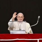 Pope Francis Instagram - EN: The wisdom of life lies in taking care of what cannot be seen, but is more important, because it is within us. It is nurturing the inner life. This means knowing how to stop and listen to one’s heart, to keep watch over one’s own thoughts and feelings #GospelOfToday (Mt 25:1-13) ES: La sabiduría de la vida reside en cuidar lo que no se ve, pero que es más importante, porque está dentro de nosotros. Es el cuidado de la vida interior. Significa saber detenerse y escuchar el corazón, atender los pensamientos y los sentimientos. #EvangeliodeHoy (Mt 25,1-13) PT: A sabedoria da vida está em zelar por aquilo que não pode ser visto, mas que é mais importante, porque está dentro de nós. É o cuidado com a vida interior. Significa saber parar e ouvir o coração, vigiar os pensamentos e os sentimentos. #EvangelhoDeHoje (Mt 25,1-13) IT: La saggezza della vita sta nel curare ciò che non si vede, ma è più importante, perché sta dentro di noi. È la custodia della vita interiore. Vuol dire sapersi fermare per ascoltare il proprio cuore, per vigilare sui propri pensieri e sentimenti. #VangeloDiOggi (Mt 25,1-13) FR: La sagesse de la vie consiste à prendre soin de ce qui ne se voit pas, alors qu’il s’agit de l’essentiel. C'est l’attention portée à la vie intérieure. Cela signifie savoir s'arrêter pour écouter son cœur, veiller sur ses pensées et ses sentiments. #EvangileduJour (Mt 25, 1-13) DE: Die Weisheit des Lebens besteht in der Pflege dessen, was man nicht sieht, was jedoch wichtiger ist, weil es in uns lebt. Es ist die Bewahrung des inneren Lebens. Es bedeutet, innezuhalten, um auf das Herz zu hören, um über die Gedanken und Gefühle zu wachen. #Tagesevangelium Piazza San Pietro in Vaticano