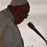 Pope Francis Instagram - PT: #RezemosJuntos pelas pessoas que sofrem com a guerra. Sofre-se tanto: sofrem as crianças, os doentes, os idosos e morrem muitos jovens. Não esqueçamos a martirizada Ucrânia e pensemos nos povos palestino e israelense: que o Senhor nos conduza a uma #paz justa. ES: #OremosJuntos por los pueblos que padecen la guerra. Se sufre tanto: sufren los niños, los enfermos, los ancianos, y mueren muchos jóvenes. No olvidemos la martirizada Ucrania y pensemos en los pueblos palestino e israelí: que el Señor nos lleve a una #paz justa. FR: #Prionsensemble pour les peuples qui souffrent de la guerre. Il y a tant de souffrances: les enfants souffrent, les malades, les anciens et des jeunes meurent. N’oublions pas l’Ukraine tourmentée et pensons aux palestiniens et israéliens : que le Seigneur amène à une #paixjuste DE: #Betenwirgemeinsam für die kriegsgeplagten Völker. Es gibt viel Leid: Es leiden Kinder, Kranke, Ältere; viele junge Menschen sterben. Vergessen wir die Ukraine nicht und denken wir an das israelische und das palästinensische Volk: Der Herr führe uns zu einem gerechten #Frieden.