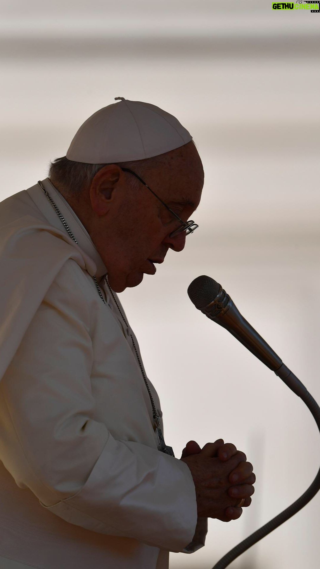 Pope Francis - 113.2K Likes - PT: #RezemosJuntos pelas pessoas que sofrem com a guerra. Sofre-se tanto: sofrem as crianças, os doentes, os idosos e morrem muitos jovens. Não esqueçamos a martirizada Ucrânia e pensemos nos povos palestino e israelense: que o Senhor nos conduza a uma #paz justa.
ES: #OremosJuntos por los pueblos que padecen la guerra. Se sufre tanto: sufren los niños, los enfermos, los ancianos, y mueren muchos jóvenes. No olvidemos la martirizada Ucrania y pensemos en los pueblos palestino e israelí: que el Señor nos lleve a una #paz justa.
FR: #Prionsensemble pour les peuples qui souffrent de la guerre. Il y a tant de souffrances: les enfants souffrent, les malades, les anciens et des jeunes meurent. N’oublions pas l’Ukraine tourmentée et pensons aux palestiniens et israéliens : que le Seigneur amène à une #paixjuste
DE: #Betenwirgemeinsam für die kriegsgeplagten Völker. Es gibt viel Leid: Es leiden Kinder, Kranke, Ältere; viele junge Menschen sterben. Vergessen wir die Ukraine nicht und denken wir an das israelische und das palästinensische Volk: Der Herr führe uns zu einem gerechten #Frieden.